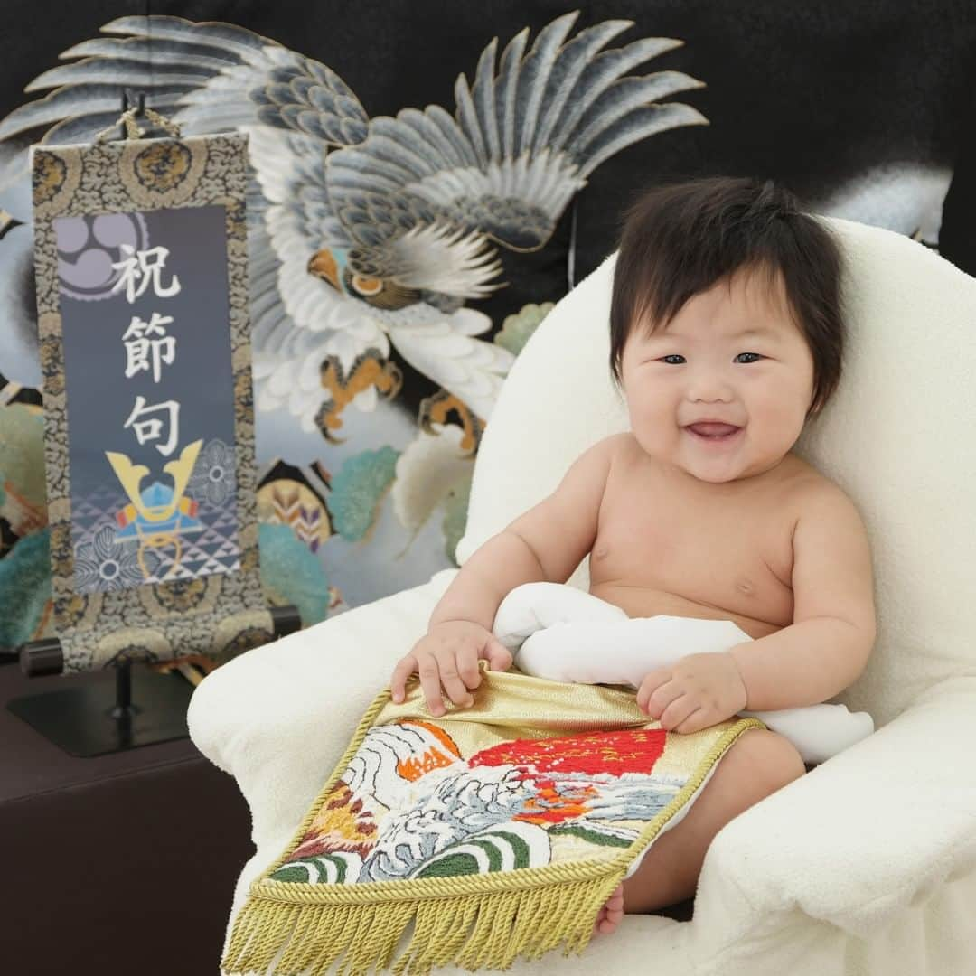 スタジオアリスさんのインスタグラム写真 - (スタジオアリスInstagram)「🎏5月5日はこどもの日🎏  立身出世の意味がある「こいのぼり」、わが子を守ってくれるという願いが込められている「五月人形の鎧や兜」、どちらもお子さまの成長を願う大切な意味がります🍀  お飾りの一つ一つに込められた想いと一緒に、あっという間に成長するお子さまのかわいい姿を記念にお写真を残しませんか💕  🎀こいのぼりパック🎀 スタジオアリスでは端午の初節句を迎えられる0歳〜1歳6ヶ月までのお子さまを対象にした「こいのぼりパック」を5月21日(日)まで開催中✨ スタジオだからこそご用意できるこいのぼりや五月人形の背景で初節句のお写真を残しませんか🥰  詳しくは、「スタジオアリス　節句撮影」で検索👀  #スタジオアリス #studioalice #こどもの日 #5月5日 #こいのぼり #五月人形 #初節句 #節句撮影 #写真は未来の宝もの」5月5日 10時30分 - studio.alice