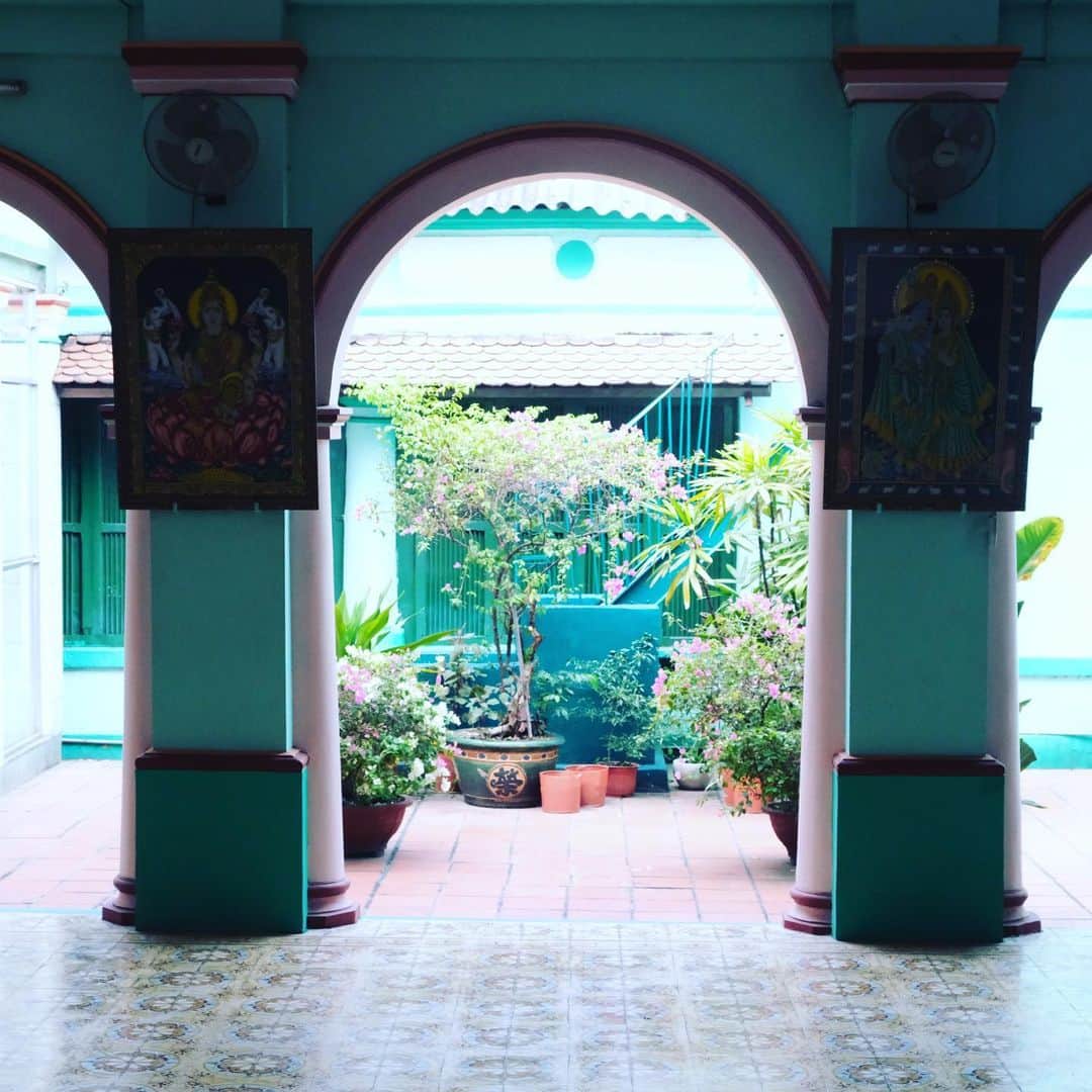 屬美於さんのインスタグラム写真 - (屬美於Instagram)「一歩踏み入れたら 一気に神聖な場所に  ヒンドゥー寺院は夢の世界🌼」5月5日 1時37分 - mioyoga__style