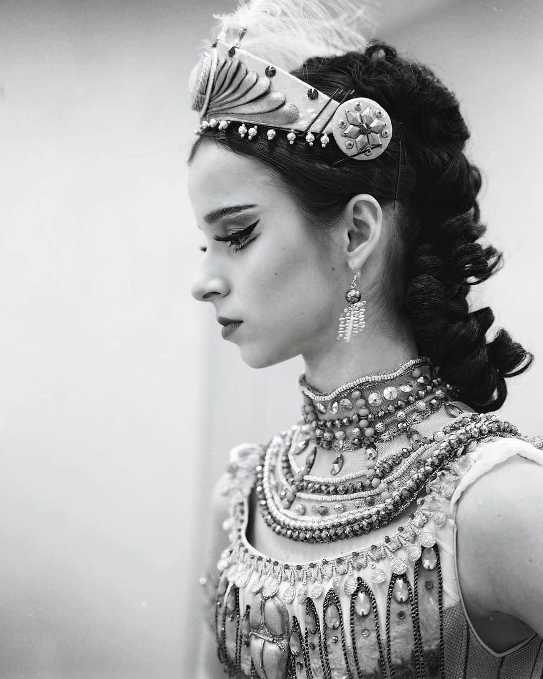 のインスタグラム：「Aspiccia, Pharaoh’s Daughter, few minutes before stepping on stage captured by @alisaaslanova 🖤  Аспиччия, Дочь Фараона, несколько минут до выхода на сцену, так меня увидела Алиса @alisaaslanova 🖤」