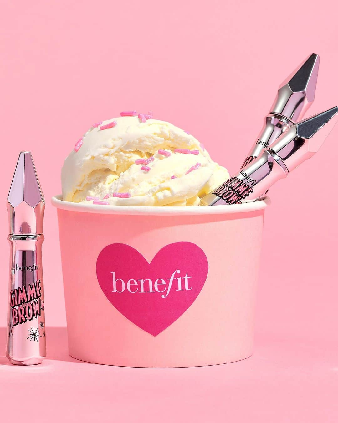 Benefit Cosmetics UKさんのインスタグラム写真 - (Benefit Cosmetics UKInstagram)「2 of our summer essentials... Gimme Brow+ and ice cream 🍦  Which flavour is your fave?!  #benefitbrows #gimmebrow」5月5日 1時47分 - benefitcosmeticsuk