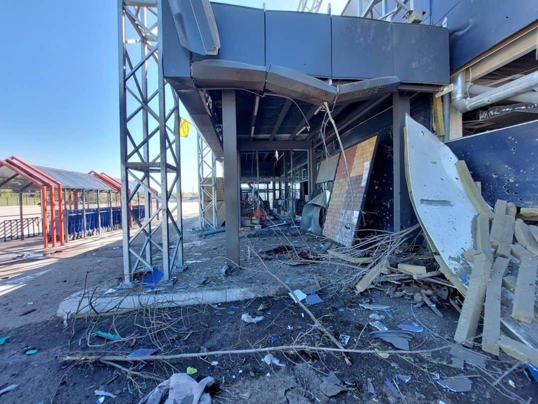 オレクシー・トロフティさんのインスタグラム写真 - (オレクシー・トロフティInstagram)「#repost from zelenskiy_official . The world needs to see and know this. A railway station and a crossing, a house, a hardware store, a grocery supermarket, a gas station - do you know what unites these places? The bloody trail that Russia leaves with its shells, killing civilians in Kherson and Kherson region.  As of now, 21 people have been killed! 48 wounded! All civilians! In one incomplete day! In one region! My condolences to the families and friends of the victims.  We will never forgive the culprits. We will defeat evil state and hold all the perpetrators to account!」5月5日 1時47分 - torokhtiy