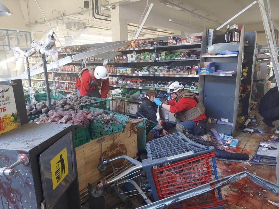 オレクシー・トロフティのインスタグラム：「#repost from zelenskiy_official . The world needs to see and know this. A railway station and a crossing, a house, a hardware store, a grocery supermarket, a gas station - do you know what unites these places? The bloody trail that Russia leaves with its shells, killing civilians in Kherson and Kherson region.  As of now, 21 people have been killed! 48 wounded! All civilians! In one incomplete day! In one region! My condolences to the families and friends of the victims.  We will never forgive the culprits. We will defeat evil state and hold all the perpetrators to account!」