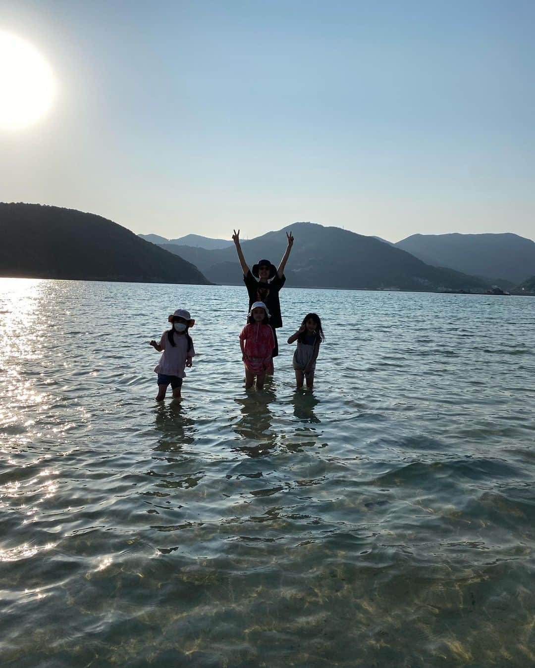 浅田芭路さんのインスタグラム写真 - (浅田芭路Instagram)「． みなさん、おはようございます🌞 ゴールデンウィークはいかがお過ごしですか？ 私は公園で暗くなるまで遊んだり、元気に過ごしています✨ 今日は舞いあがれ！の総集編の放送ですね〜❗️❗️ ちょうど一年前に、五島列島で撮影をしていたのがなつかしいです🥹 私は今日はお家でゆっくりして、舞いあがれ！の総集編を楽しみたいと思います😊  【総合】5月5日(金・祝) 午後1:05〜2:30(前編) 午後2:30〜3:55(後編)  【BS4K】5月6日(土)午後1:00〜2:25(前編)/午後2:25〜3:50(後編)  #朝ドラ #舞いあがれ #総集編 #おたのしみに #五島列島 #東大阪 #永井響 先生 #野原壱太 くん #奏音 くん #絢香 ちゃん #なつかしオフショット」5月5日 9時00分 - asada_halo__official