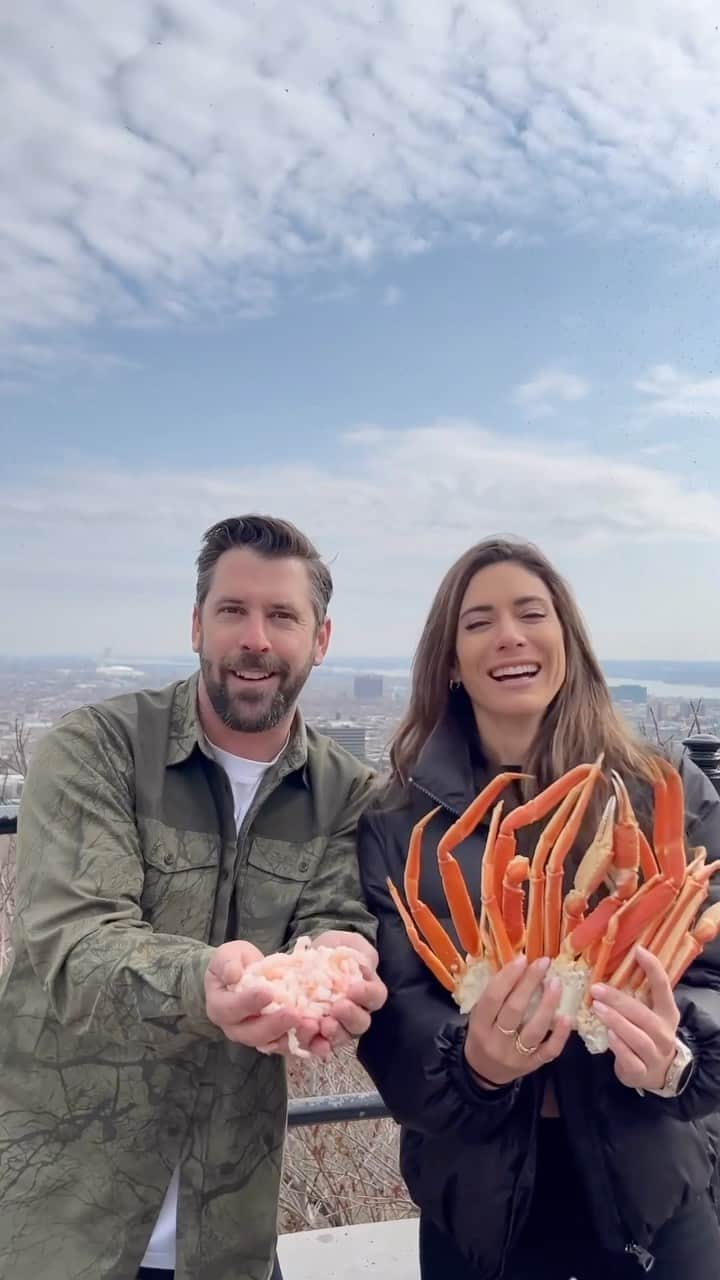 ヴァレンティン・トーマスのインスタグラム：「CRAB AND SHRIMP CAKE BURGER BABY. 🦀 🦐 @chefjohnmike 🤝 @valentinethomas .  Thanks @odessapoissonnier for the freshest seafood. Yeeeehaw   #foodlover #instagood #love #delicious #follow #like #healthyfood #homemade #dinner #foodgasm #tasty #photooftheday #foodies #restaurant #cooking #lunch #crab #shrimp #crabcake」