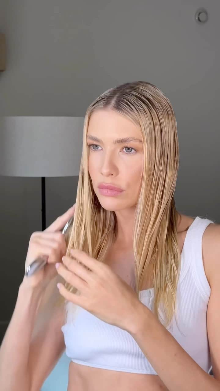 エレナ・ペルミノヴァのインスタグラム：「Секрет моих красивых и блестящих волос ✨ сияющие губы, и остальное уже неважно 🥰 сохраняйте пост, чтобы в нужный момент вернуться 😻  ✨ Многофункциональное молочко Davines Oi All In One Milk  ✨ Масло для абсолютной красоты волос Davines Oi Oil Absolute Beautifying Potion  ✨ Термозащитный несмываемый крем-кондиционер для волос Philosophy By Alex Kontier Glow + Smoth Thermo   ✨ Ухаживающий блеск для губ SHIK Intense   Все сможете приобрести в любимом Яблочке @goldapple  Кто пробовал эти средства? Делитесь. Я без них уже не представляю своей жизни」