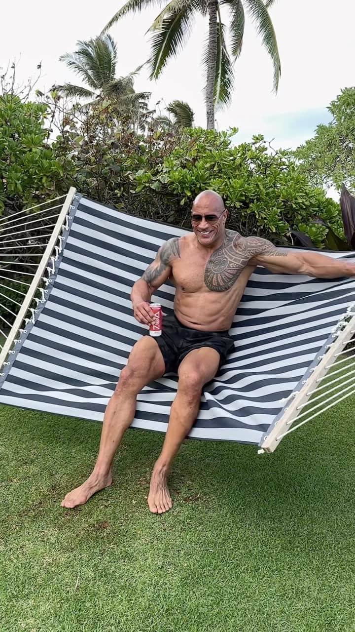 ドウェイン・ジョンソンのインスタグラム：「Celebrated my birthday 🎂 with smooth style.  And elegant grace.  And as always, lots of laughs.   And after all my kick ass years on this beautiful earth, I can declare with 💯 certainty, that life is so much sweeter where you’re not an asshole 😂🙋🏽‍♂️  Thank so much for all the birthday love 🌎 ❤️ Luv U guys back ~ dj 🥃」