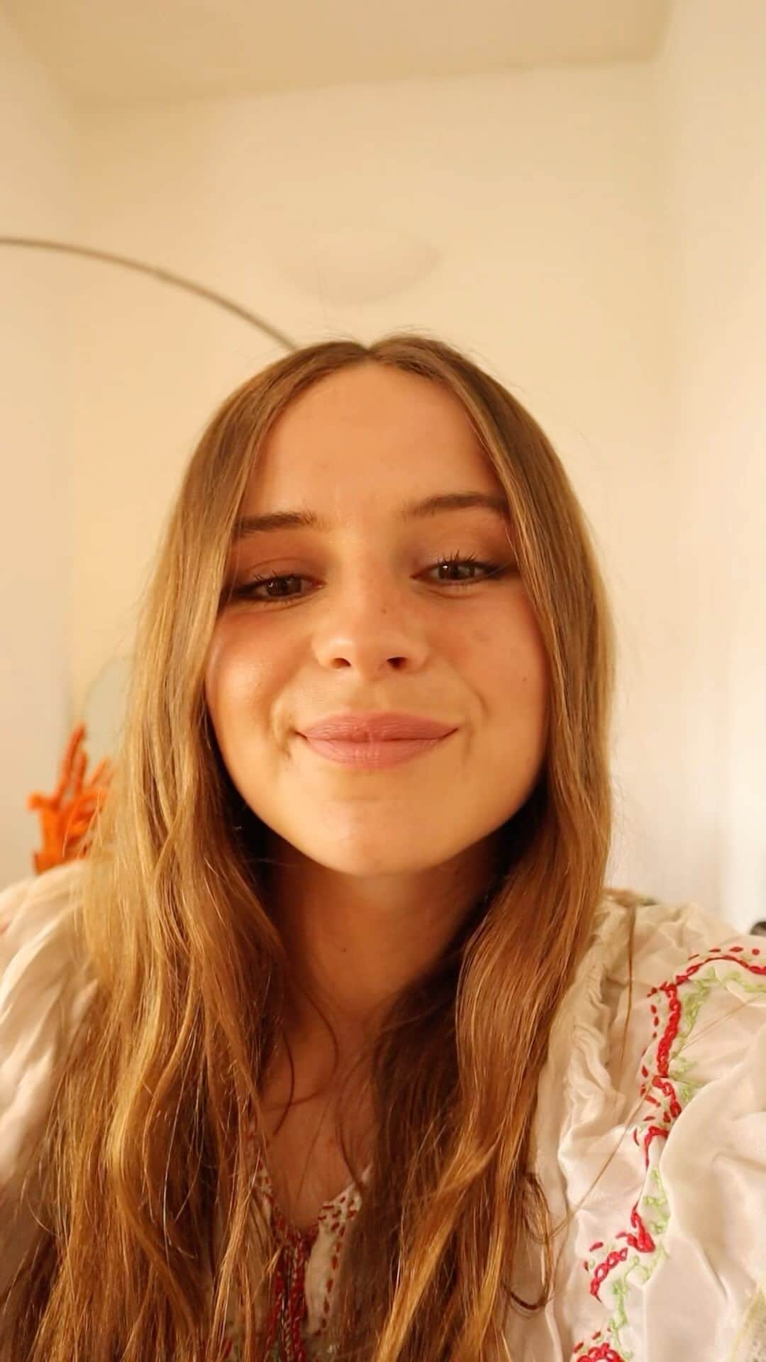 のインスタグラム：「YOUR WISH IS MY COMMAND 🧚‍♀️ ‘Anyway’ is my next single and it’s out next Wednesday!! Who do you think is featuring on it? Hmmm hmm hmm. If you guess correctly I’ll send a little sneaky bit of audio to you ❤️」