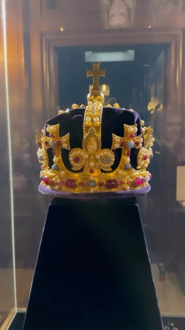 キャサリン・ジェンキンスのインスタグラム：「It was such an honour to record a very special Songs of Praise from Hampton Court Palace to celebrate the Coronation this weekend. I can’t wait for you to see it! Tune in to BBC One on Sunday 7th May at 12pm 👑 #coronation #kingcharles #hamptoncourtpalace」