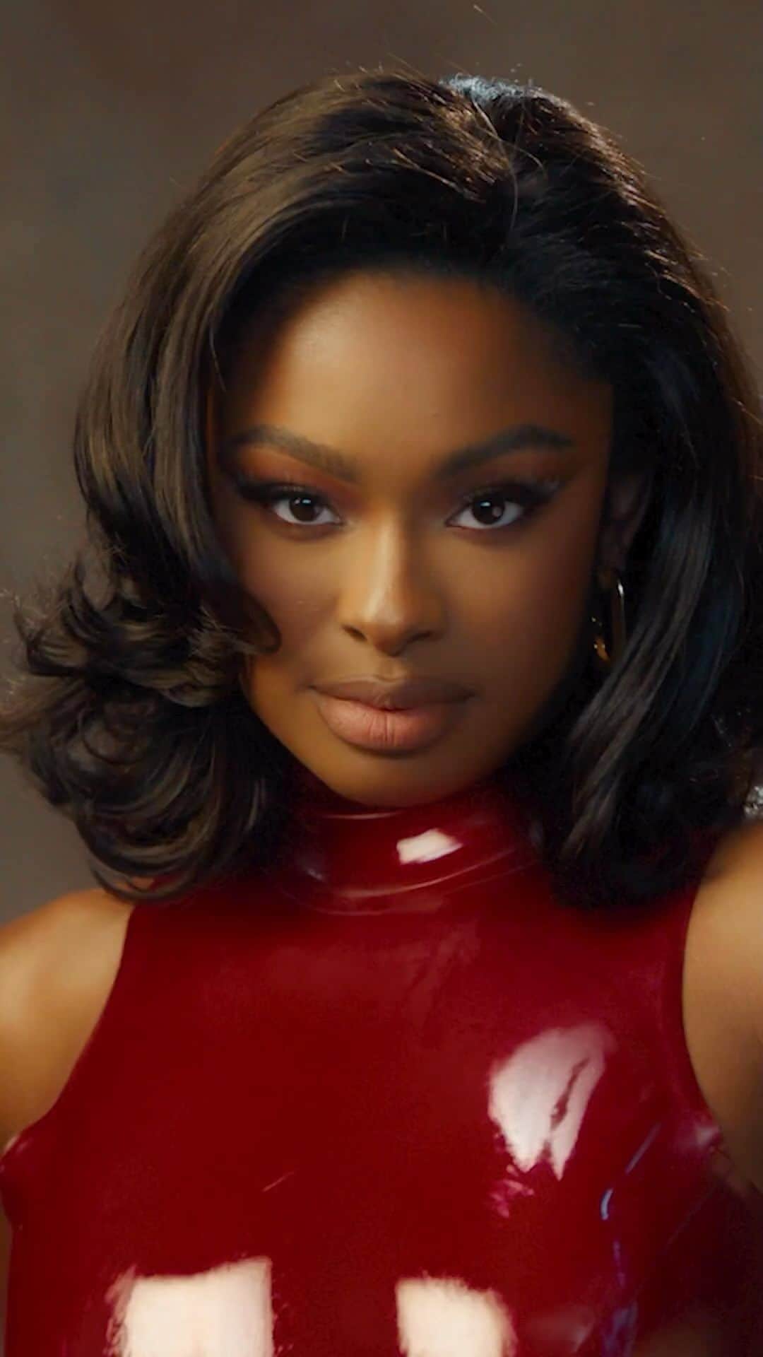 のインスタグラム：「@CocoJones says “Double Back” is a “coming-of-age story” and it definitely has that nostalgic feel! Watch what happens when the R&B singer samples @officialSWV’s “Rain”... and can you guess what romcom inspired the video?  ⠀⠀⠀⠀⠀⠀⠀⠀⠀ ▶️ [Link in bio]」