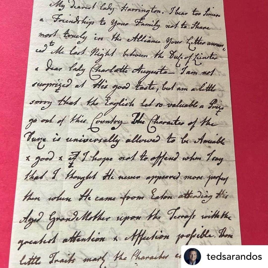 ションダ・ライムズのインスタグラム：「Thank you for your kind words, @tedsarandos and thank you to Jacqueline Avant. ❤️   #repost "The story of a queen, inspired by a queen."   Queen Charlotte, is not just a real historical figure, she was a favorite historical figure of my late mother-in-law, Jacqueline Avant. After the release of the first season of Bridgerton I had the occasion to be at her home with my wife @Nicoleavantofficial and while Nicole was talking to her father Clarence, Jacquie pulled me aside and said "you really must do something on Netflix about Queen Charlotte."   When I told her that she was in Bridgerton she rolled her eyes and disappeared down the hallway and returned with a stack of books and actual handwritten letters written by Queen Charlotte that she had bought at auctions and collected over the years. I politely took them home and started to read and instantly could see what an amazing story she had and my head filled with possibilities.   I called Shonda Rhimes, who was deep into breaking season 2. I told her about Jacquie's inspired idea and told her that now that she had made Queen Charlotte such a popular character, someone was certainly going to tell her story in a film or series and it should be her. Shonda loved the idea and jumped in and built what would be the first expansion of Bridgerton beyond the book series, Queen Charlotte: A Bridgerton Story.   Jacqueline did not live to see what you all will see tonight but you will see in the last moments of episode one, Shonda has dedicated the series to the memory of Jacqueline Avant. I love that Jacquie and I shared that special moment and it led to the creation of something really magical. Thank You Shonda. Thank You Jacquie.」