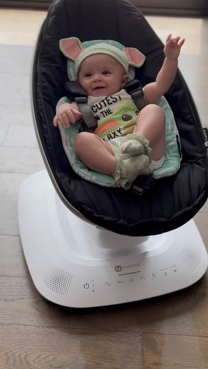 シャネル・ウエスト・コーストのインスタグラム：「May the 4th be with you 🤍🪐 #BabyYoda #starwarsday」
