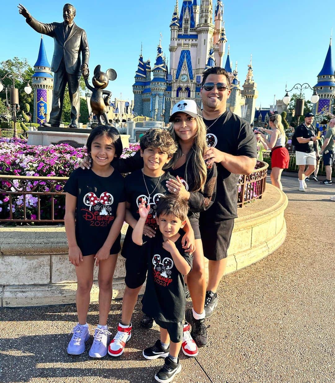 ニコール・ ポリッツィのインスタグラム：「The most important thing is family✨ #mycrew #disneyfam」