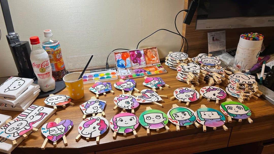 326のインスタグラム：「今夜もハッピーになれる粉を頼りガンギマリに 色塗ってる途中の絵が一番好きかも 混ざり切らない色の感じが好き 時間が色を決めてくれるのが好きなのです。てへ」