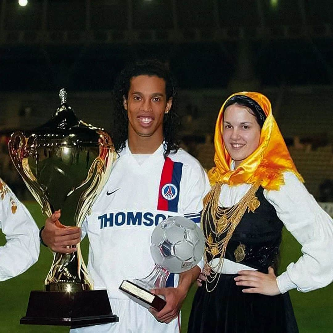 ロナウジーニョさんのインスタグラム写真 - (ロナウジーニョInstagram)「#TBT de um lindo momento com o @psg !!! 🤙🏾  Recebendo o troféu e também melhor da partida pela Copa da Amizade 2003… #ICICESTPARIS 🔴🔵」5月5日 2時27分 - ronaldinho