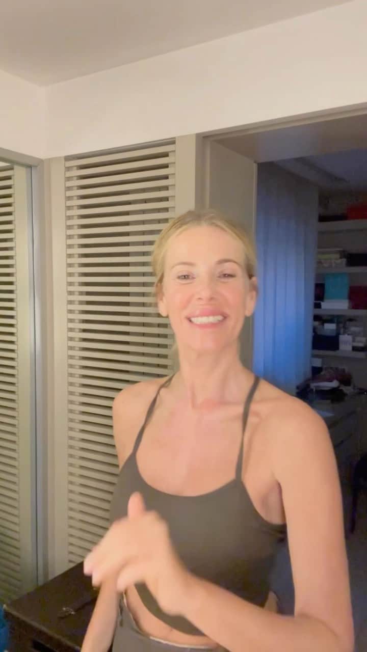 のインスタグラム：「Amanti dello sport e delle passeggiate all’aria aperta, ci siete? Questi i miei consigli per preparare la pelle prima di uscire in questo periodo pre estivo!  Ecco i prodotti che ho utilizzato:   Illuminating Serum  Lifting Cream  Nuovo Sun Defence Serum spf30 @lucebyalessiamarcuzzi 💚」