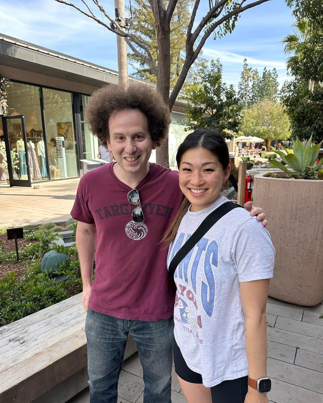 ジョシュ・サスマンのインスタグラム：「It was lovely to run into @jennaushkowitz and then be invited onto the @andthatswhatyoureallymissedpod with @kevinmchale. Our episode is now out. I felt really comfortable with Kevin and Jenna as hosts and I shared #glee stories I have never shared publicly before. Thank you so much for your kindness and having me on. 💜✨」