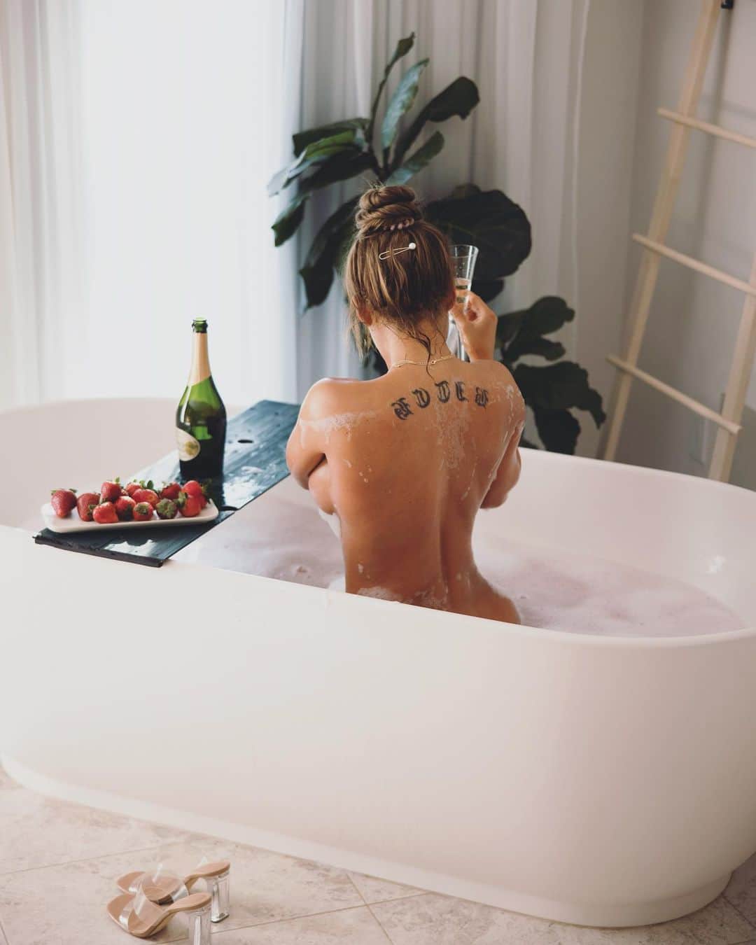 Julia Gilasのインスタグラム：「During stressful times it’s important to take time for yourself🧚‍♀️  ❣️DIFFERENT WAYS TO RELAX❣️  •Take a relaxing scented bath🧖‍♀️  •Go for a walk and appreciate Mother Nature🌷  •Have a hot drink, camomile tea is great for relaxing🫖   •Mediate/Breathing, take a few minutes to breathe and ground yourself🧘‍♀️  •Listen to positive music, even dancing can help you let loose🕺  •Stretching is a good way to release tension in your body and mind🙆‍♀️  •Read a book, if you can’t get a change of scenery, words can paint pictures in our heads📚  How do you relax? #chillbeats #chillvibes #bathtime #relaxingtime #joytime」