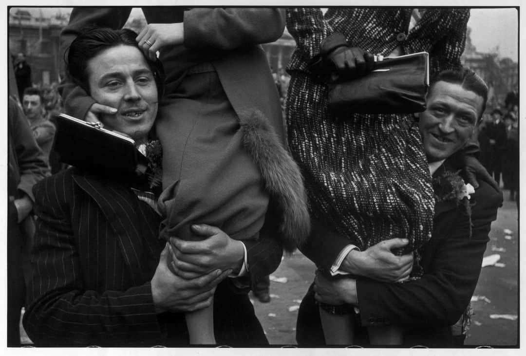 Magnum Photosさんのインスタグラム写真 - (Magnum PhotosInstagram)「“The king, the procession, the ceremony, the spectacle is of no consequence to him.”⁠ ⁠ When Henri Cartier-Bresson was sent to London to photograph the coronation of King George VI, he turned his back and photographed the crowds instead. Colin Pantall talks to Clément Chéroux, the curator, The Other Coronation, a new exhibition and book featuring his pictures from the 1937 assignment.⁠ ⁠ Read more at the link in our bio. ⁠ ⁠ All images © Henri Cartier-Bresson Foundation/Magnum Photos⁠」5月5日 2時37分 - magnumphotos