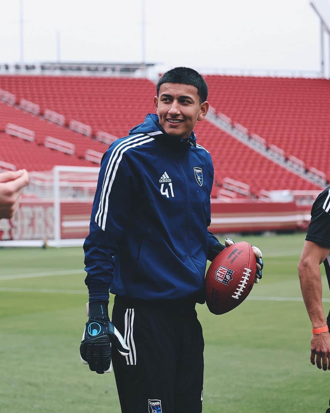 サンフランシスコ・フォーティナイナーズのインスタグラム：「@mls meets @nfl. ⚽️🏈  Two days away from our big match at @levisstadium!」