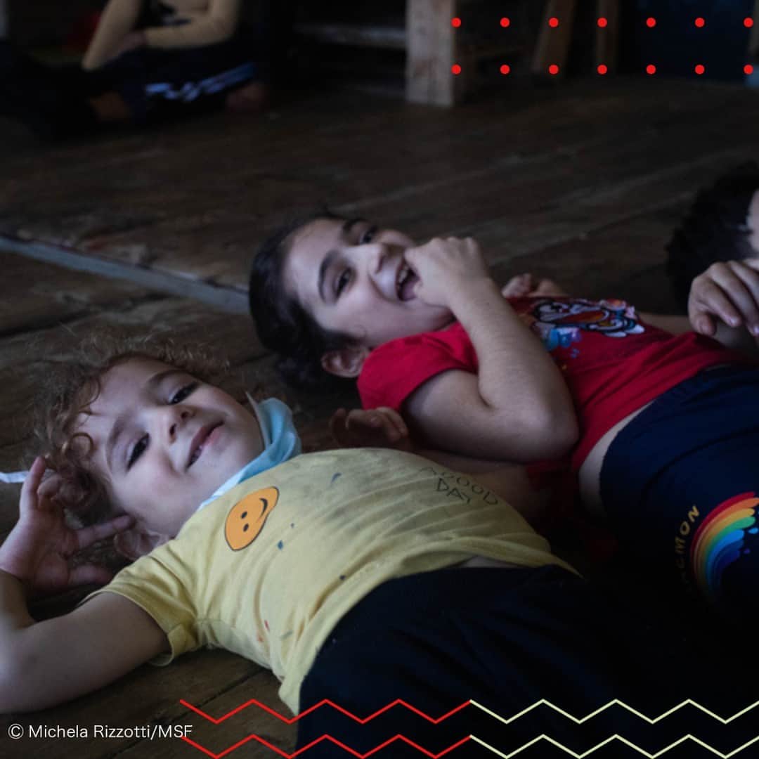 国境なき医師団さんのインスタグラム写真 - (国境なき医師団Instagram)「【5月5日はこどもの日🎏】 あどけない笑顔の赤ちゃん、のんびり寝そべる女の子たち、楽しそうに遊ぶきょうだい……。ここはどこでしょう？ 正解はイエメン、地中海の捜索・救助船、トルコ、チャド。すべて、国境なき医師団（MSF）の活動地です。  世界ではいまもたくさんの子どもたちが、栄養失調などの病気のリスクにさらされ、紛争や自然災害などによって、過酷な環境の中で暮らしています。MSFは医療・人道援助が必要な人びとの命を守るため、今日も世界各地で活動を続けています。  世界中の子どもたちが、元気に笑顔で過ごせますようにー。  写真📷 ▶️1枚目 栄養失調で入院していた9カ月のラワンちゃん。8年に及ぶ内戦で“世界最悪の人道危機”に陥っているイエメン。人びとの食糧事情は悪化し、子どもたちの栄養失調も深刻な状況です。  ▶️2枚目 地中海でMSFの捜索・救助船に救助された子どもたち。紛争や暴力から逃れるため、地中海を渡りアフリカから欧州へと向かう人びとの中には、未成年者も多く含まれます。  ▶️3枚目 地震で被災したトルコの村で、寄り添う子どもたち。２月に起きた地震により多くの子どもたちが、家や学校などの物理的に安全な場所を失い、大きな心の傷を抱えています。  ▶️4枚目 チャドの首都ンジャメナの国内避難民キャンプで、２人の弟と遊ぶ12歳のお姉さん。チャドでは洪水による影響で昨年10月～12月にかけて、25万人以上の人びとが避難を余儀なくされました。  #国境なき医師団 #MSF #イエメン #地中海 #トルコ #チャド #医療 #治療 #こどもの日 #笑顔 #photooftheday #写真好きな人とつながりたい」5月5日 9時00分 - msf_japan