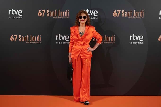 スーザン・サランドンのインスタグラム：「Had the most lovely time in Barcelona for the @bcnfilmfestival . Thank you for the honor and warm welcome. And to @bardocollective for my wild, wonderful, and comfy ensemble. Can’t wait to come back.  📸: @bcnfilmfestival」