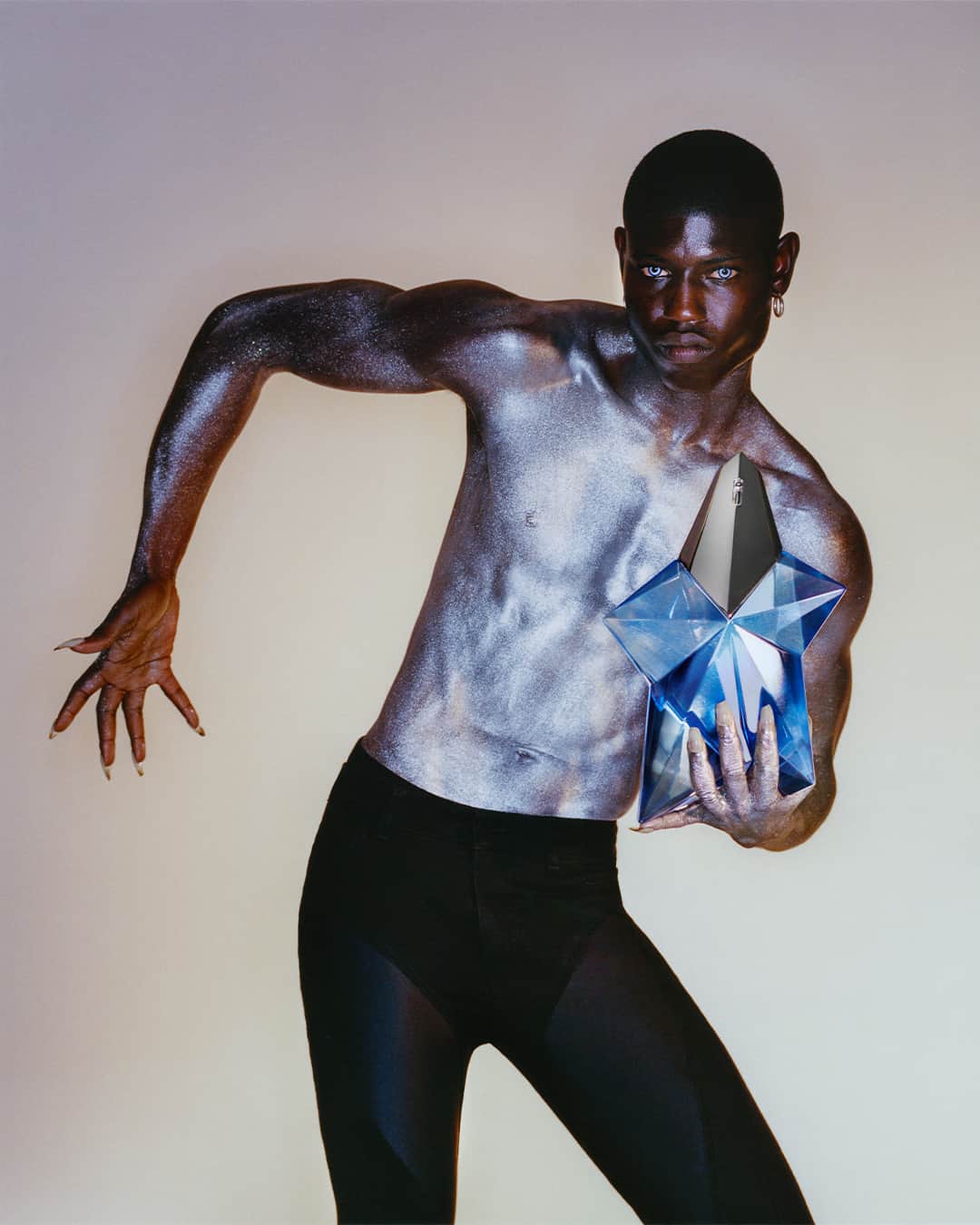 ミュグレーのインスタグラム：「From bottle, to fragrance, to body: Angel overwhelms you in a striking blue and chrome gaze.  @sesay_omar wears Mugler by @cadwallader  Photographer @stephwilsonshoots Stylist @sonnenscheinhrz  #mugler #MuglerAngel #fragrance」