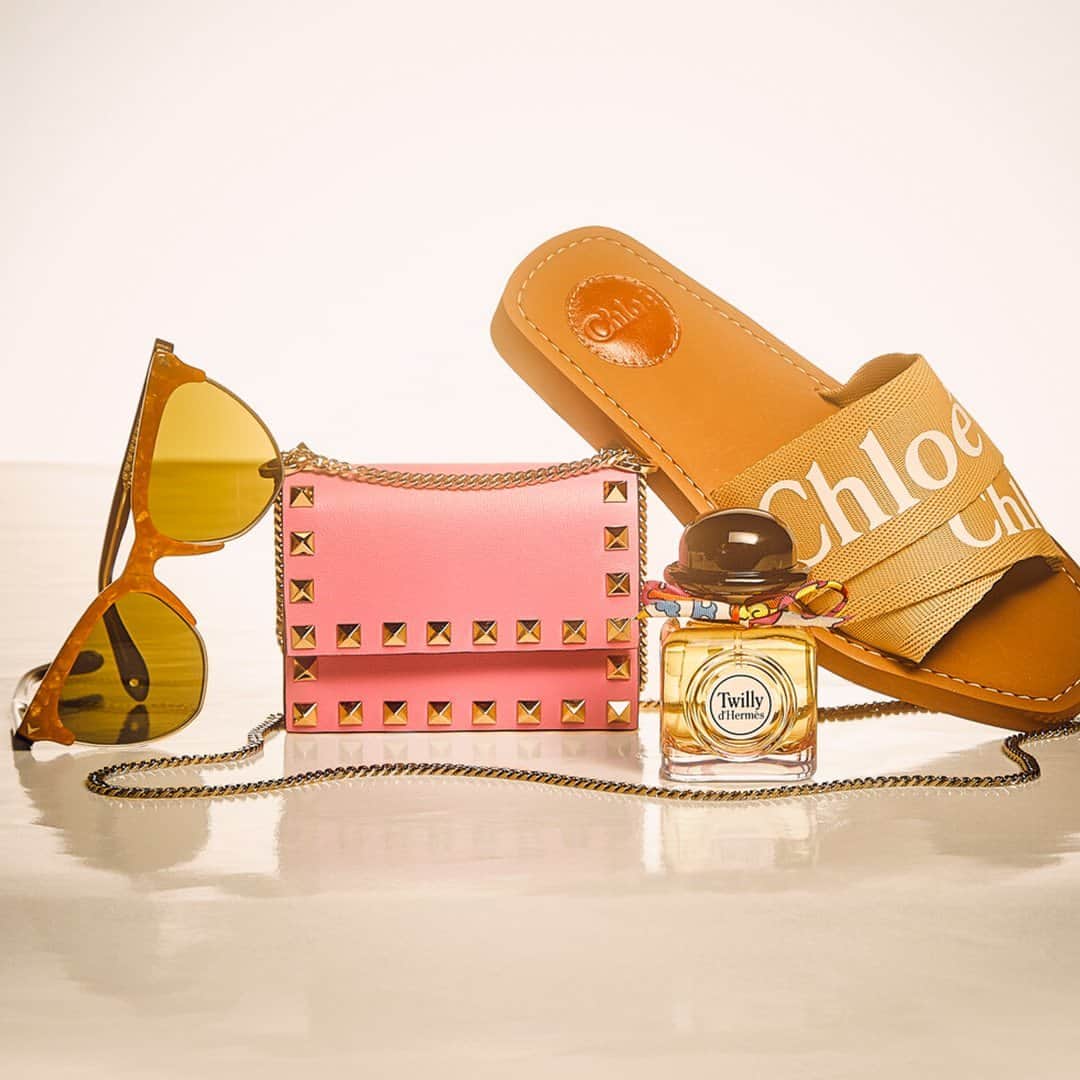 GILTのインスタグラム：「Chances are you need to get somebody a gift. Tap to shop #Valentino, #Chloé and more.」