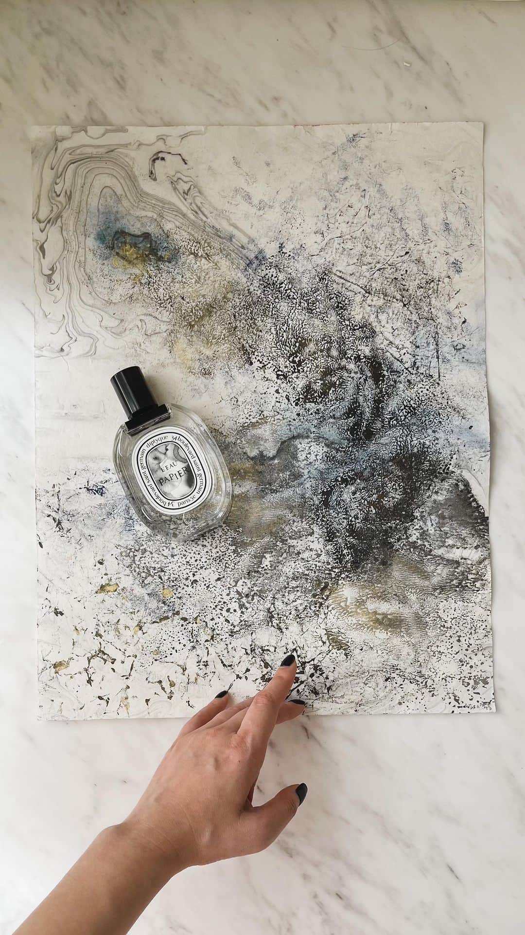 Ruby Kwanのインスタグラム：「The perfect perfume for my painting. 🖤 L’Eau Papier 紙墨之水淡香水   Searching Gold Within (Apr 2023) 45.5 x 35 cm Ink, acrylic and graphite on xuan paper  People tends to search for the meaning of life.  Who am I?  Why I am here?  What is the meaning or value of my life?  While people look for the answer in the physical world.  Some may find fame, some may find wealth, and some may find excitement and achievement.   To me, the true gold is not something from the external world.  I believe from the day I was born, it ignited. It keeps radiate from within, day and night.  Life gives me experience, brings me life lessons.  These learnings help me to peel off layer by layer, to open door to door and find the gold within my very own self.  Gold is everywhere! Like the air and energy around me, no need to search.  #rubykwanart newinkart #hongkong #hongkongartist #新水墨 #香港新水墨 #abstractart #abstractink #chineseink   @diptyque #diptyque #diptyqueparis #LEauPapier #紙墨之水」