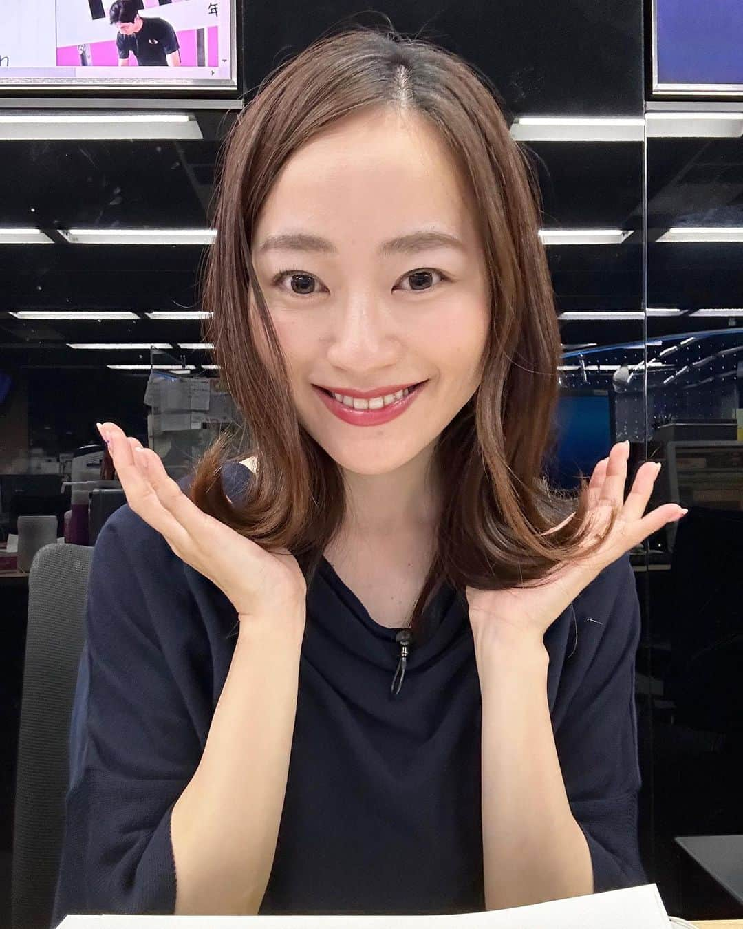 金井憧れさんのインスタグラム写真 - (金井憧れInstagram)「15センチ切ってみたよ✂️  ずっとロングの中で 切ったり伸ばしたりしてきたけれど、 バッサリいってみた☺️  頭が軽い♪ シャワー短い♪ ドライヤーはやい♪  このあともニュースがんばります💪 tbsnews見てね👀 📺TBS3:45〜4:30  #イメチェン #イメチェンカット  #ミディアムヘア #へああれんじ  最近ハマっている#甘くないイタリアーノ  #craftboss」5月5日 3時32分 - akogare.kanai