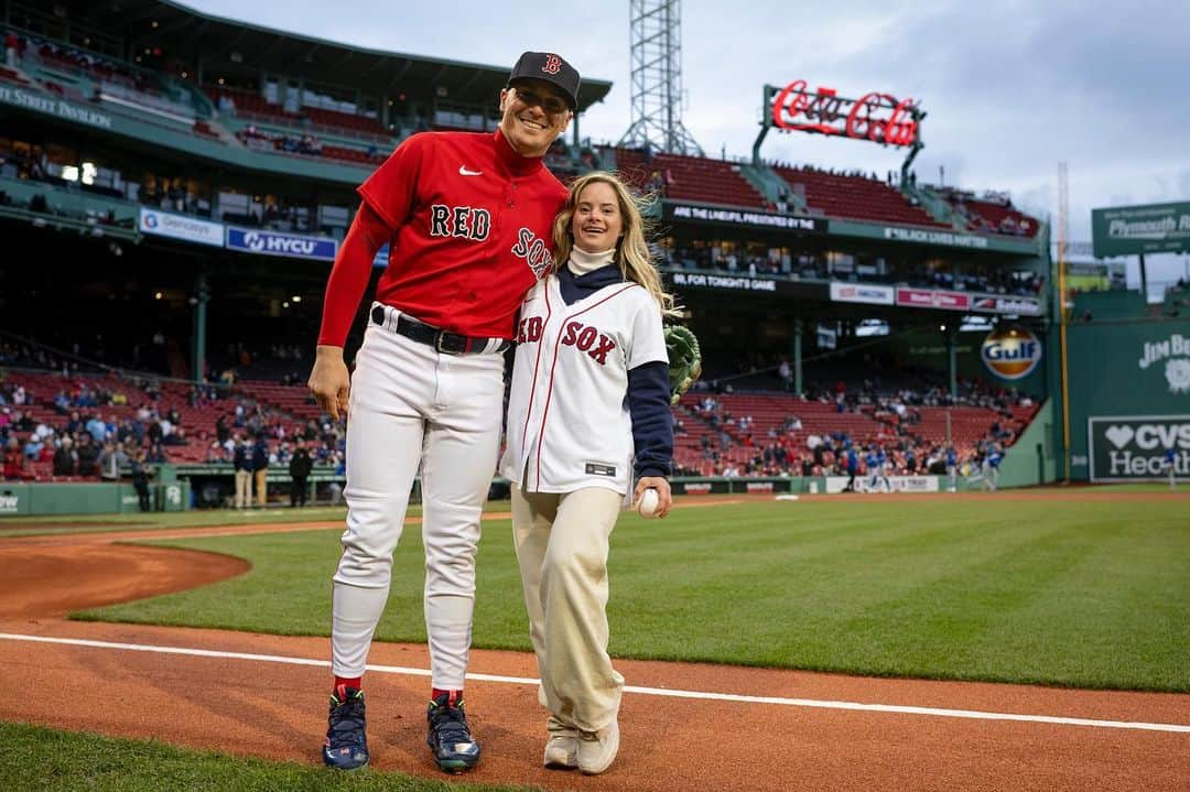 エンリケ・J・ヘルナンデスのインスタグラム：「Sofi en Fenway Park. QUE GRANDE ERES SOFÍA!!! Te queremos mucho! #SinLimites」