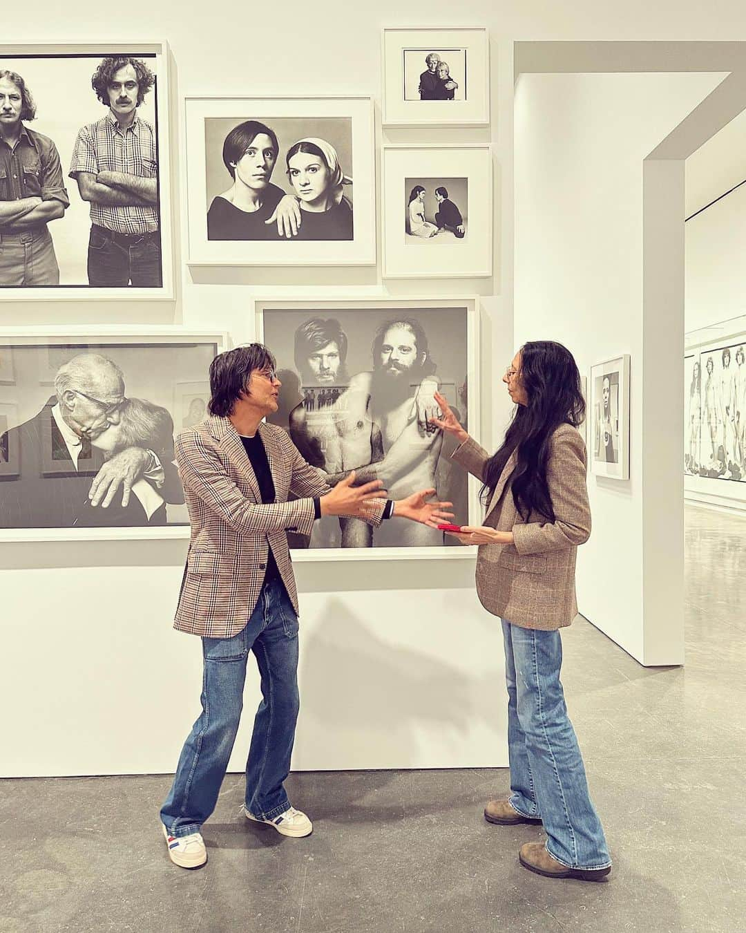 デレク・ブラスバーグさんのインスタグラム写真 - (デレク・ブラスバーグInstagram)「Naomi Campbell and Donyale Luna. Miuccia Prada with Stephen Sondheim. Jared Leto in front of Andy Warhol’s Factory. Anne Hathaway and Marian Anderson. To celebrate what would have been Richard Avedon’s 100th birthday, the @avedonfoundation and @gagosian collaborated on an epic retrospective where we asked some of today’s most important cultural figures to identify a work from Avedon’s archive that they believe explains, in its own way, the enduring influence and genius of the celebrated photographer. The result is more than 200 images spanning seven decades of fashion, celebrity portraiture, civil rights activism, and reportage photography.   For me, working on this exhibition is a full circle moment and a true career highlight. Avedon was the first photographer’s name I ever knew. Growing up in St. Louis, I became a self-educated pop-culture historian by stealing fashion magazines from doctors’ offices and spending hours at the local Barnes & Noble poring over the art, fashion, and photography books. (I was so consumed by The Naked and the Dressed: 20 Years of Versace by Avedon, which was published in 1998, that I started to hide it in another section of the store so no one else could find it.)   I moved to New York City in 2000 to attend journalism school. In the fall of 2002, the Metropolitan Museum of Art organized a show called “Portraits,” which featured Avedon’s most iconic sittings, and I went to see it every Saturday I could. On my last trip to the museum before the show closed, I bought a framed poster in the gift shop of Avedon’s portrait of Marilyn Monroe, which still hangs in my office. Now she looks down pensively on all of my Zoom calls.  The show opens tomorrow at 522 W. 21st St. in New York. It's a testament to Avedon's everlasting influence, of course. But it’s also a master class on Pop culture in the 20th century. Congratulations to the incredible teams at the Avedon Foundation, Gagosian Gallery, and Stefan Beckman Studio. I can't wait for everyone to see this show!」5月5日 3時44分 - derekblasberg