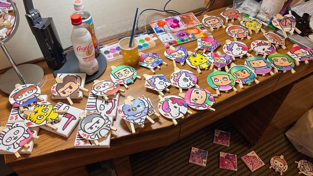 326のインスタグラム：「乾くまでは眠れないのでお持ち帰りの大きいキャンバスを描くことにした 限界の限界のその先に向かっちょる 注文しても小さいキャンバスが手に入らない以上 より沢山の人に原画を連れて帰ってもらうには星座と干支で一回づつという上限を設けるしかないのかも ビックリマンやたまごっちの気分 ごめんね」