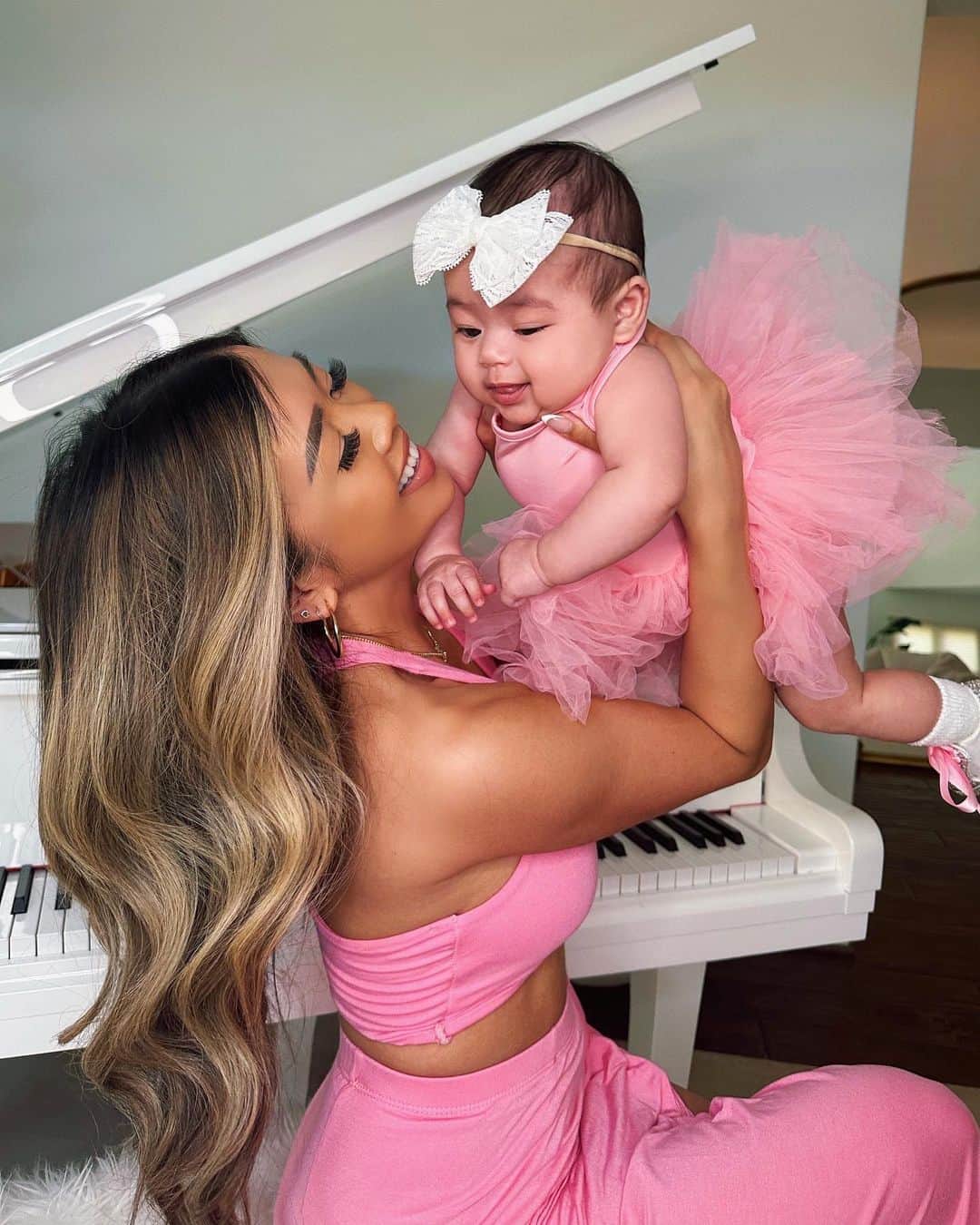 リアン Vさんのインスタグラム写真 - (リアン VInstagram)「How are you already 4 months today? 🤯 Our little princess is growing so fast! We love you so much baby @zaiasky 💕」5月5日 3時38分 - lianev
