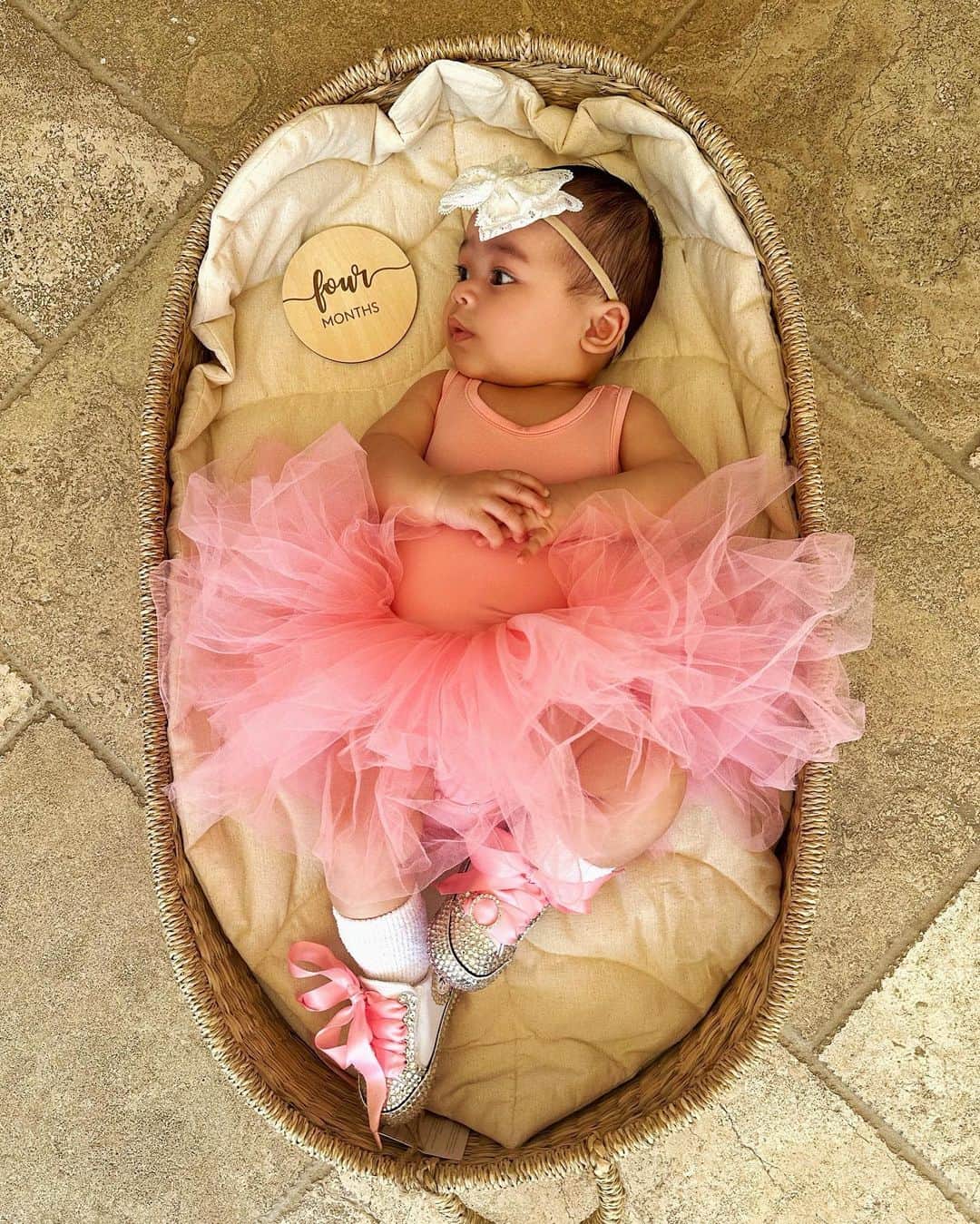 リアン Vさんのインスタグラム写真 - (リアン VInstagram)「How are you already 4 months today? 🤯 Our little princess is growing so fast! We love you so much baby @zaiasky 💕」5月5日 3時38分 - lianev