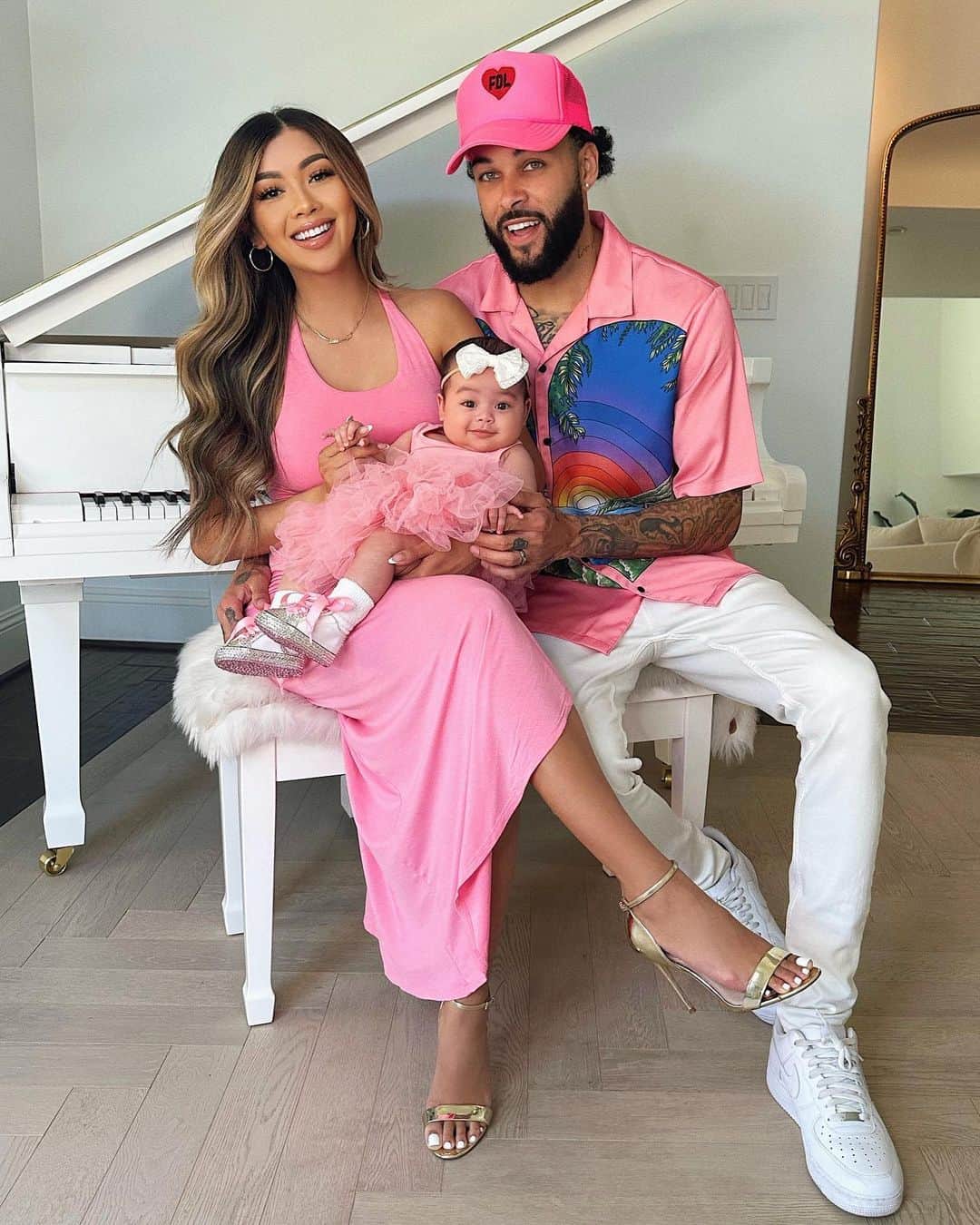 リアン Vのインスタグラム：「How are you already 4 months today? 🤯 Our little princess is growing so fast! We love you so much baby @zaiasky 💕」