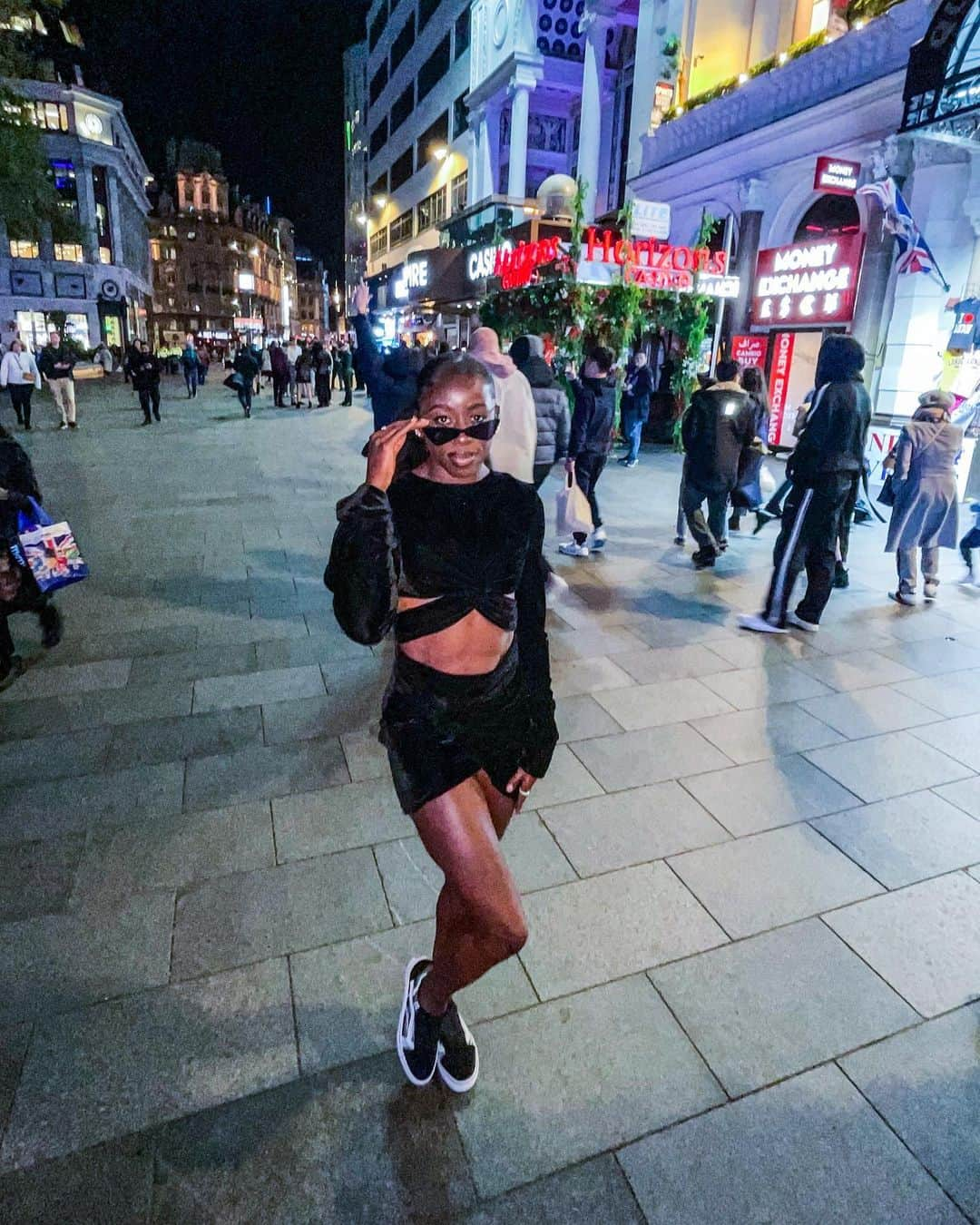 デズリー・ヘンリーさんのインスタグラム写真 - (デズリー・ヘンリーInstagram)「A #LittleBlackDress will ALWAYS be a vibe 🖤😎   (📸Pic your Fav photo 1-9)  #potd #ootd #London #LeicesterSquare #Melanin #DSW #BlackgirlMagic」5月5日 3時48分 - desiree_lh