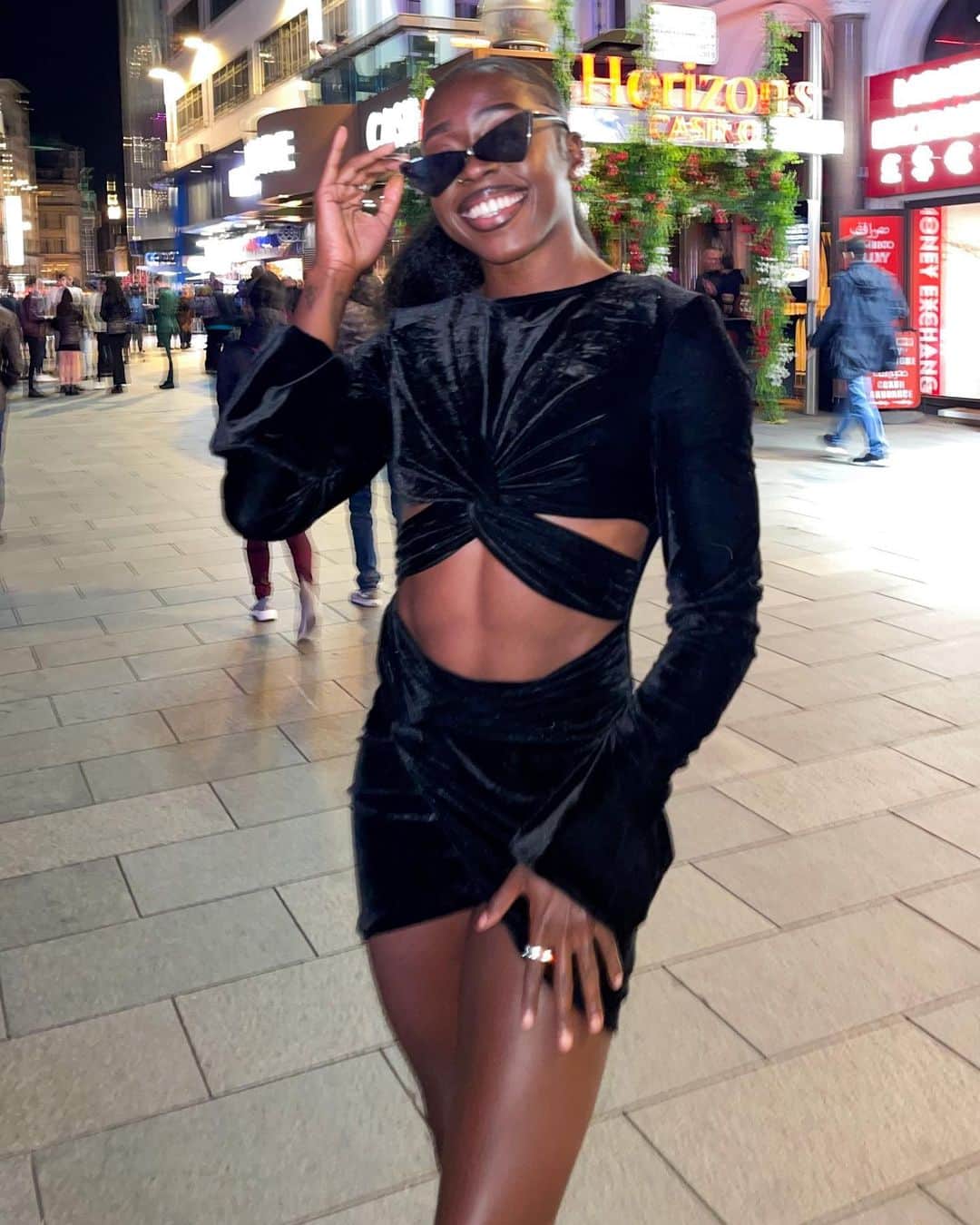 デズリー・ヘンリーさんのインスタグラム写真 - (デズリー・ヘンリーInstagram)「A #LittleBlackDress will ALWAYS be a vibe 🖤😎   (📸Pic your Fav photo 1-9)  #potd #ootd #London #LeicesterSquare #Melanin #DSW #BlackgirlMagic」5月5日 3時48分 - desiree_lh