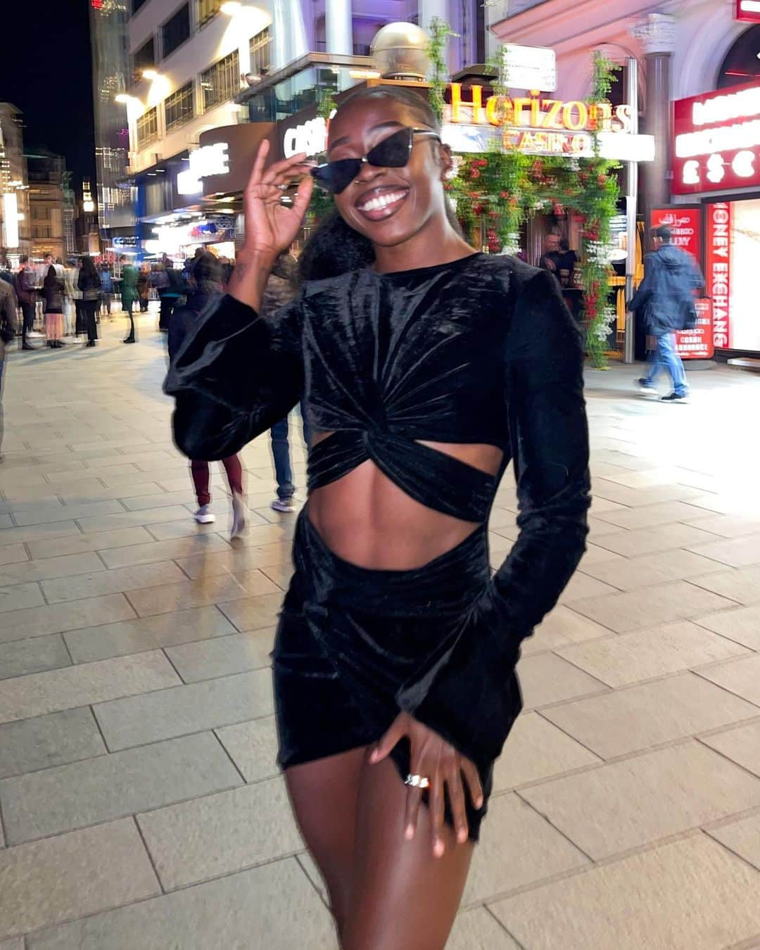 デズリー・ヘンリーさんのインスタグラム写真 - (デズリー・ヘンリーInstagram)「A #LittleBlackDress will ALWAYS be a vibe 🖤😎   (📸Pic your Fav photo 1-9)  #potd #ootd #London #LeicesterSquare #Melanin #DSW #BlackgirlMagic」5月5日 3時48分 - desiree_lh