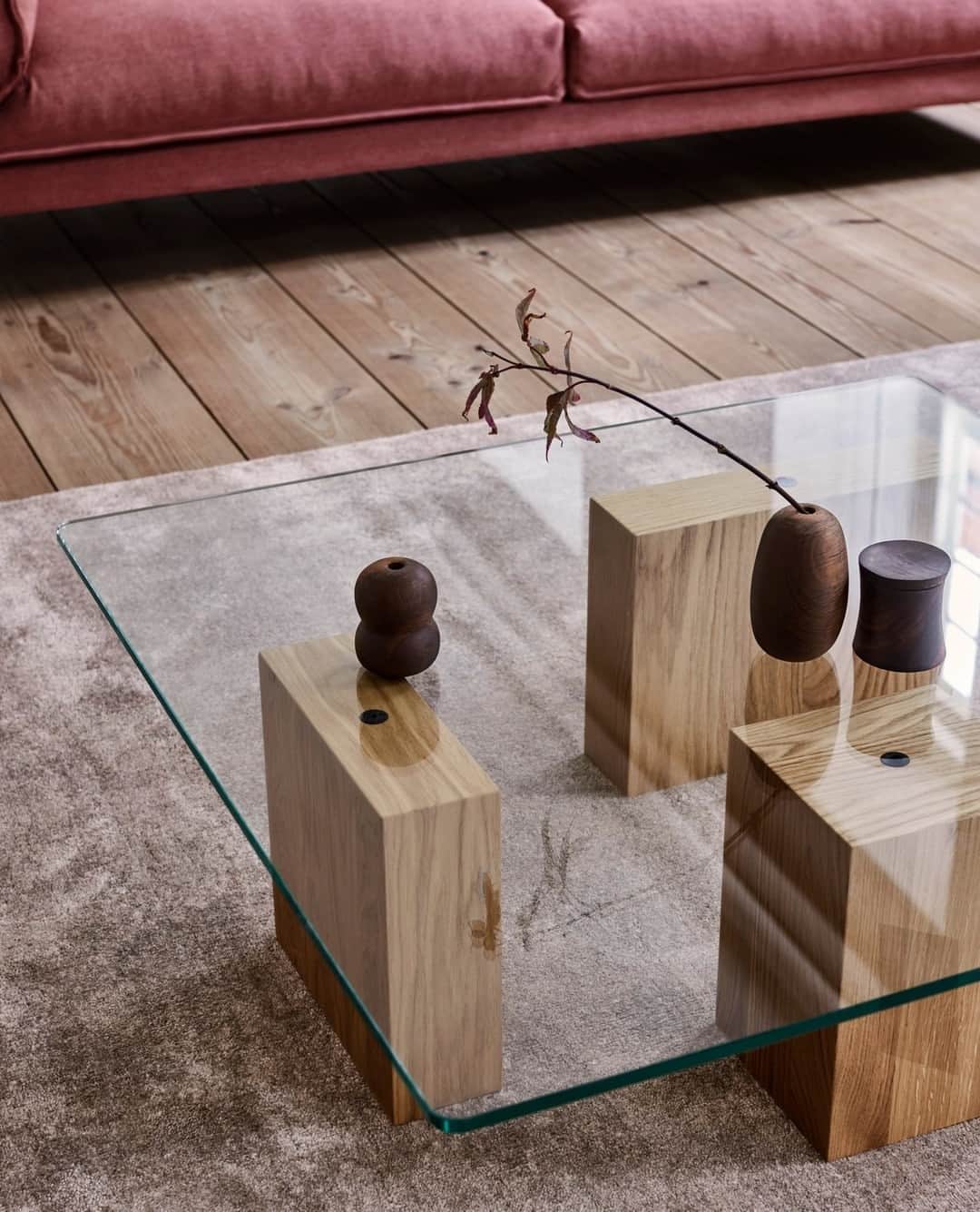 eilersenのインスタグラム：「The Puzz table comes in a variety of sizes to fit your living room perfectly. Play around with the look by moving the legs like puzzle pieces underneath the table top, adding your personal touch.⁠ ⁠ ⁠ ⁠ ⁠ ⁠ ⁠ ⁠ ⁠  ⁠ #eilersen #eilersenfurniture #myeilersen #enjoyaneilersen #Puzz #coffetable #homedecor #sofa #danishdesign #inredning #finahem #interiorlovers #interiordesign #modernliving #minimalism #nordiskehjem #nordicinspiration #nordicliving #craftsmanship #luxurylifestyle #boligindretning #designinterior #livingroominspo #boliginspiration #softminimalism #hemindredning #schönerwohnen #nordicminimalism #throughgenerations」