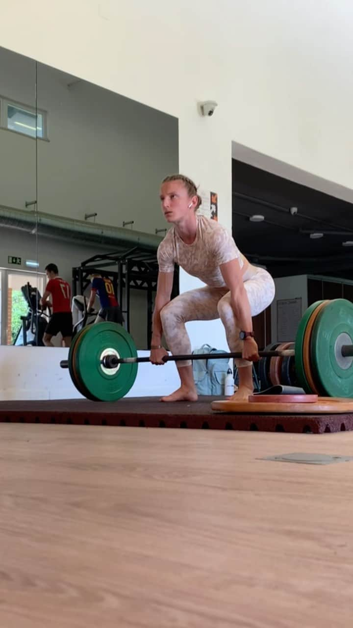 Amandine BROSSIERのインスタグラム：「Ça peut paraître beaucoup pour certains, peu pour d’autres mais pour moi ça représente une progression ce RP ce matin à l’épaulé. 🥳 Des tentatives, des échecs et une belle chute avant de réussir enfin 70kgs. Et encore du travail pour réussir la barre suivante 😌  Croyez en vous 😜」