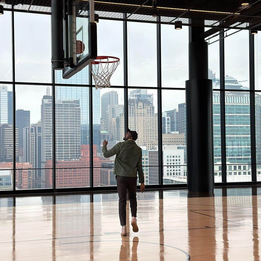 ルオル・デンさんのインスタグラム写真 - (ルオル・デンInstagram)「I just finished giving @stickity13 some buckets like back in practice at the Berto Center in Deerfield. Lol Who yall think won in a game of H.O.R.S.E?🤔 ————————————————- ————————————————- I want to thank the @chicagobulls for having @stickity13, and I check out the amazing @167greenstreet building and their unique basketball court which is on the rooftop; such a cool idea. 🔥🔥 If you’re in Chicago, check it out.   Even when we were high, I still gave him buckets. 😉  📸’s by the one and only @jacob.w.ross 🙏🏿👊🏿」5月5日 4時00分 - luoldeng9