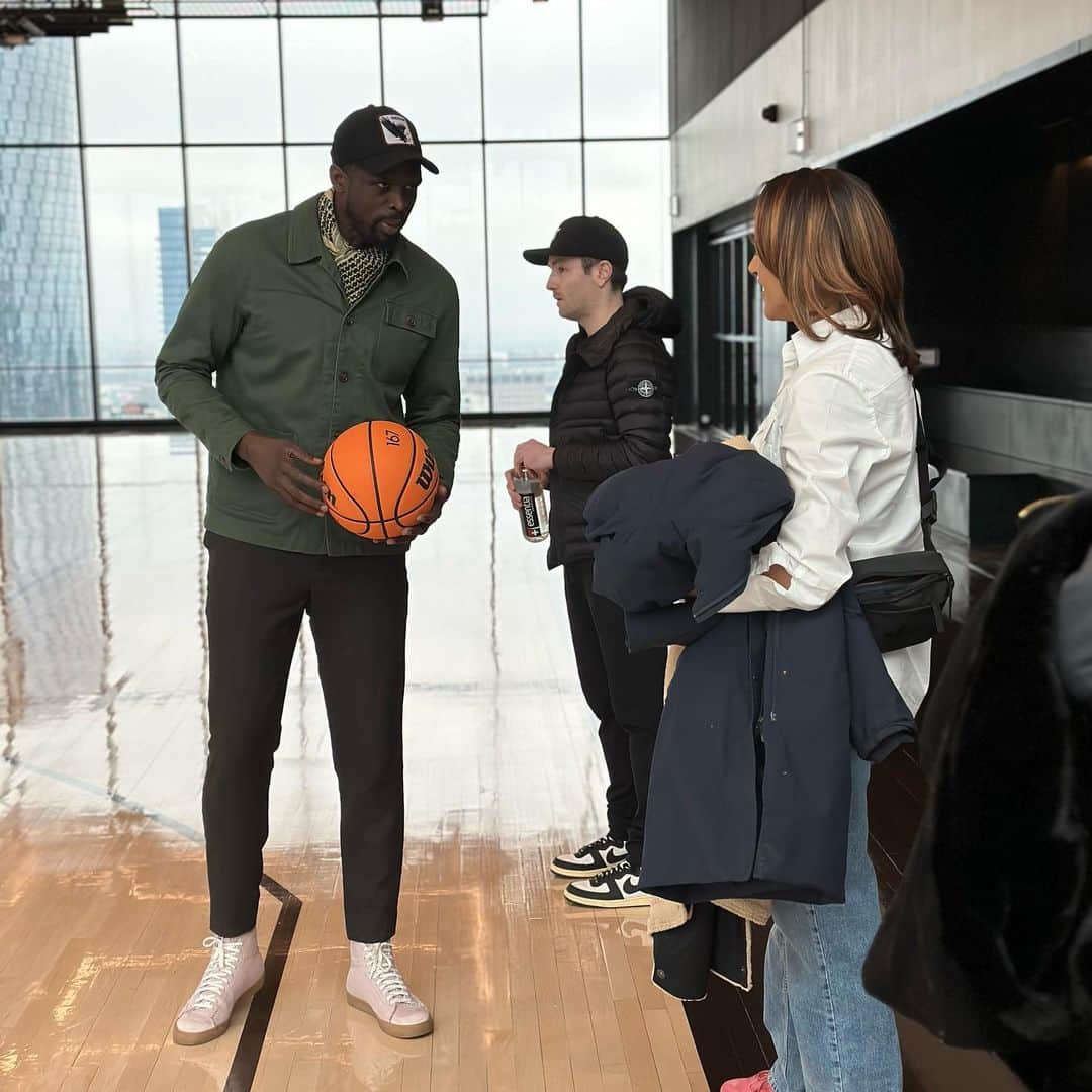 ルオル・デンさんのインスタグラム写真 - (ルオル・デンInstagram)「I just finished giving @stickity13 some buckets like back in practice at the Berto Center in Deerfield. Lol Who yall think won in a game of H.O.R.S.E?🤔 ————————————————- ————————————————- I want to thank the @chicagobulls for having @stickity13, and I check out the amazing @167greenstreet building and their unique basketball court which is on the rooftop; such a cool idea. 🔥🔥 If you’re in Chicago, check it out.   Even when we were high, I still gave him buckets. 😉  📸’s by the one and only @jacob.w.ross 🙏🏿👊🏿」5月5日 4時00分 - luoldeng9