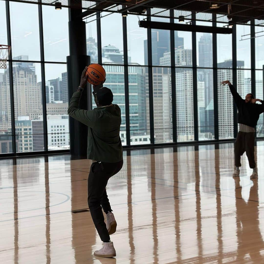 ルオル・デンさんのインスタグラム写真 - (ルオル・デンInstagram)「I just finished giving @stickity13 some buckets like back in practice at the Berto Center in Deerfield. Lol Who yall think won in a game of H.O.R.S.E?🤔 ————————————————- ————————————————- I want to thank the @chicagobulls for having @stickity13, and I check out the amazing @167greenstreet building and their unique basketball court which is on the rooftop; such a cool idea. 🔥🔥 If you’re in Chicago, check it out.   Even when we were high, I still gave him buckets. 😉  📸’s by the one and only @jacob.w.ross 🙏🏿👊🏿」5月5日 4時00分 - luoldeng9