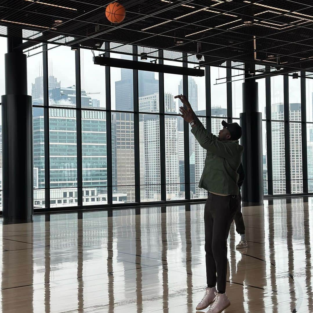 ルオル・デンさんのインスタグラム写真 - (ルオル・デンInstagram)「I just finished giving @stickity13 some buckets like back in practice at the Berto Center in Deerfield. Lol Who yall think won in a game of H.O.R.S.E?🤔 ————————————————- ————————————————- I want to thank the @chicagobulls for having @stickity13, and I check out the amazing @167greenstreet building and their unique basketball court which is on the rooftop; such a cool idea. 🔥🔥 If you’re in Chicago, check it out.   Even when we were high, I still gave him buckets. 😉  📸’s by the one and only @jacob.w.ross 🙏🏿👊🏿」5月5日 4時00分 - luoldeng9