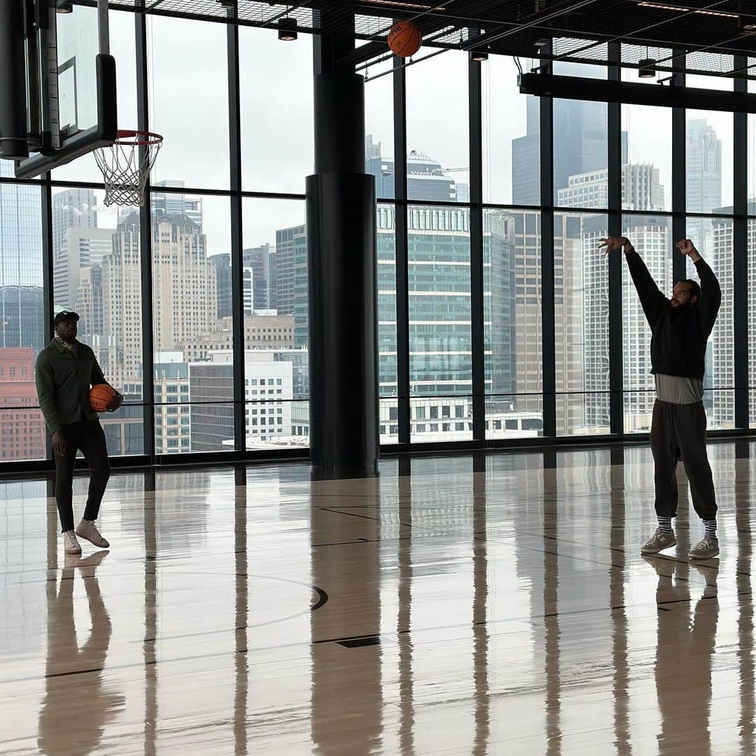 ルオル・デンさんのインスタグラム写真 - (ルオル・デンInstagram)「I just finished giving @stickity13 some buckets like back in practice at the Berto Center in Deerfield. Lol Who yall think won in a game of H.O.R.S.E?🤔 ————————————————- ————————————————- I want to thank the @chicagobulls for having @stickity13, and I check out the amazing @167greenstreet building and their unique basketball court which is on the rooftop; such a cool idea. 🔥🔥 If you’re in Chicago, check it out.   Even when we were high, I still gave him buckets. 😉  📸’s by the one and only @jacob.w.ross 🙏🏿👊🏿」5月5日 4時00分 - luoldeng9