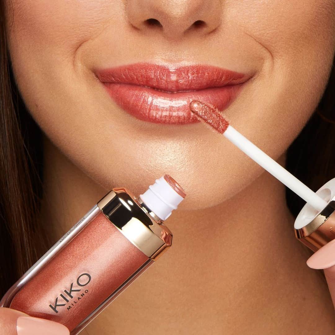 KIKO MILANOさんのインスタグラム写真 - (KIKO MILANOInstagram)「Make your lips sparkle with our limited-edition #KIKO3DHydra Lipglosses Charming Copper shade! ✨ Trying this colour too? 😍⭐⁣ ⁣ #KIKOLips #lipgloss #glossylips #lipglossaddict #lipglosscollection ⁣ ⁣ 3D Hydra Lipgloss Limited Edition 42 - New Power Pro Nail Lacquer 10」5月5日 4時00分 - kikomilano