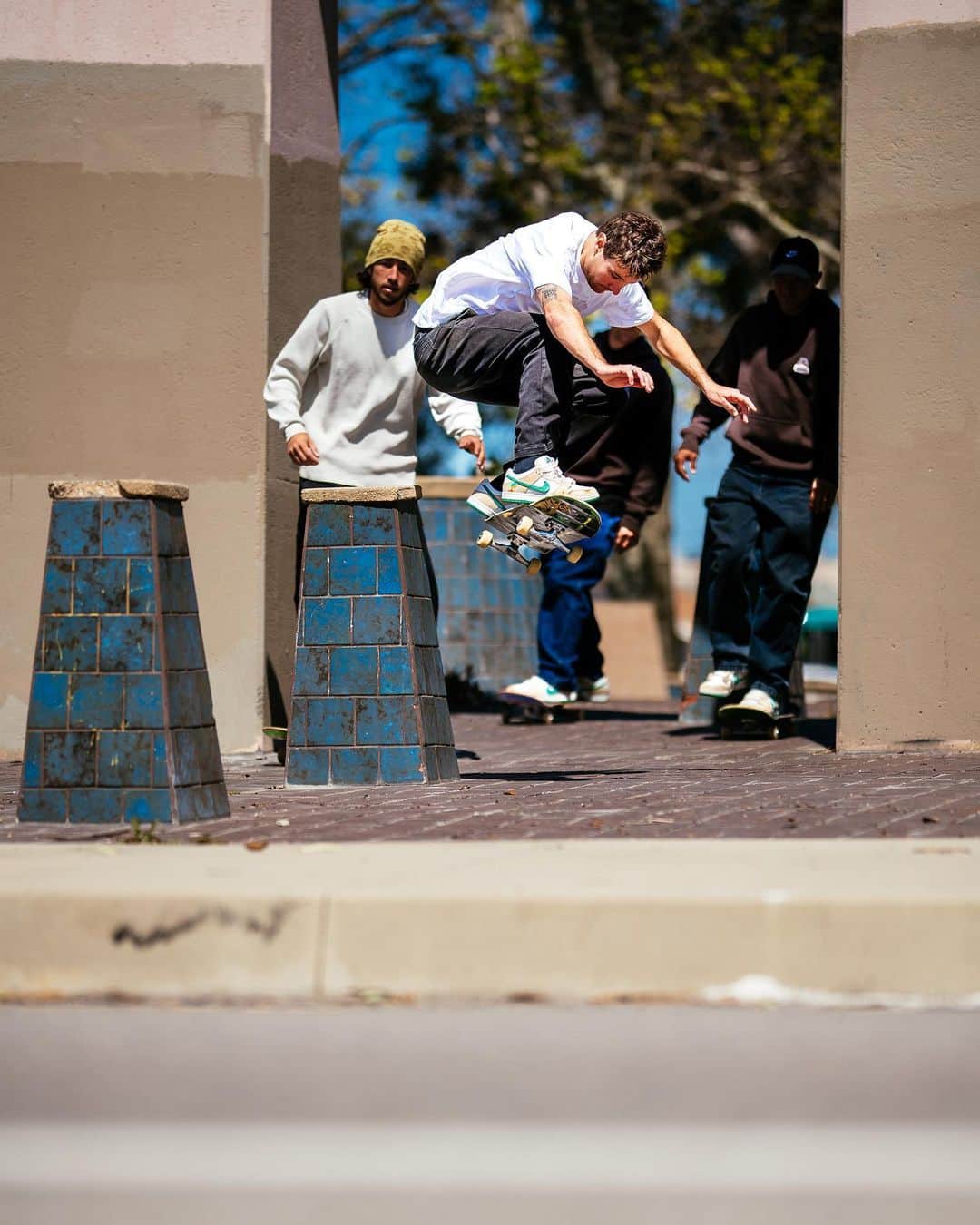 Nike Skateboardingさんのインスタグラム写真 - (Nike SkateboardingInstagram)「Rippin’ through the city.  Tanner Burzinski, Jake Anderson, and Carlos Ribeiro in the streets in the SB Dunk Low by @jarritos.  📸 @oliverbarton」5月5日 4時06分 - nikesb
