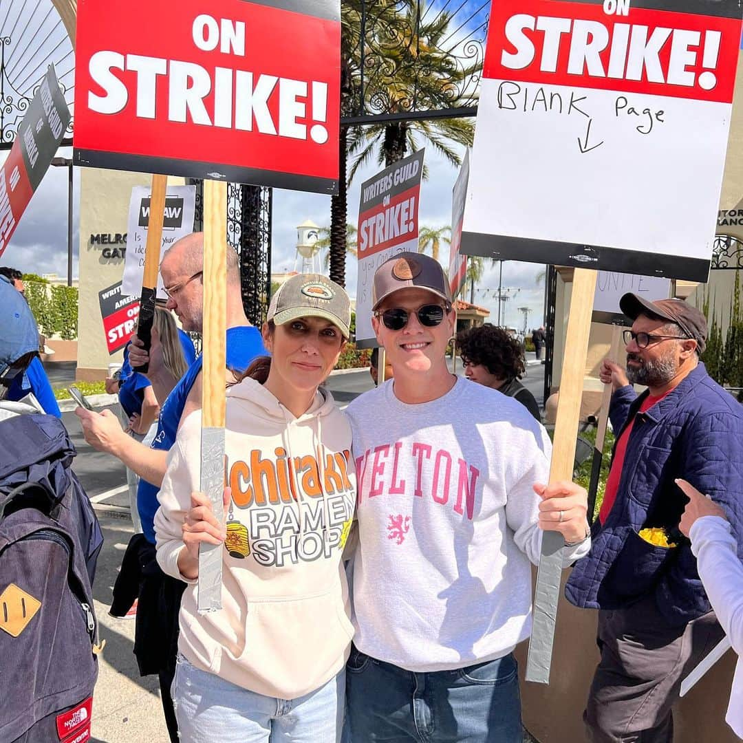 スコット・ウェインガーさんのインスタグラム写真 - (スコット・ウェインガーInstagram)「Fifteen years later, our union is strong.  #wgastrong #wgastrike」5月5日 4時14分 - scottweinger