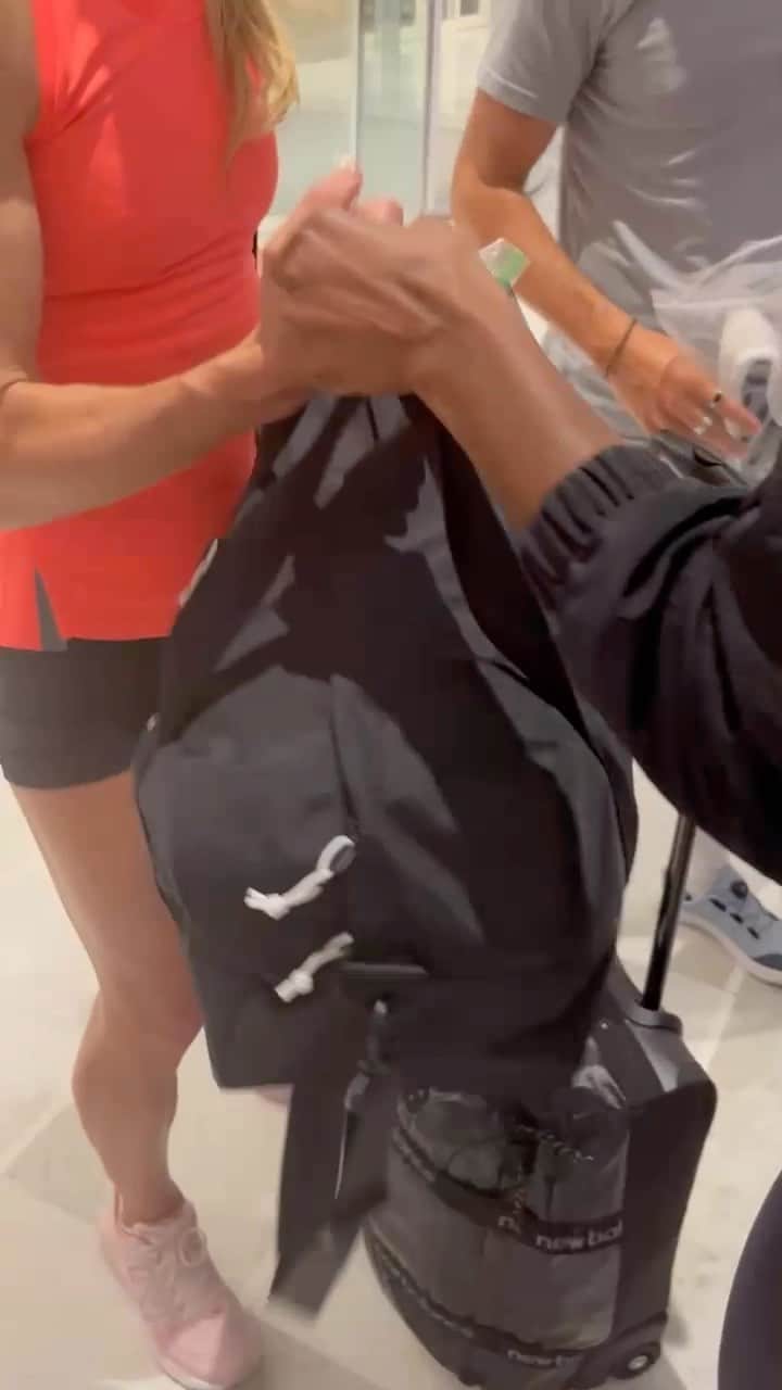 エマ・コバーンのインスタグラム：「I’m racing Baby! 🤣 to those who have asked about my luggage ordeal on this trip: my carry on, with my uniform and spikes, was gate checked on my direct flight to Doha and never arrived in Qatar. Luckily I got to borrow shoes and clothes from @corymcgeeruns for a few days (woohoo for being the same size and having the same sponsor and woohoo for Cory being a very generous person). Shipping logistics were crazy so my friends @newbalance went above and beyond and sent @kimarramcdonald from Boston to Doha with spikes and a uniform 🥹 I love NB. I don’t love the airline that lost my things lol but I’m racing tomorrow thanks to the efforts of Kimarra, Pete, & New Balance. Yay!」
