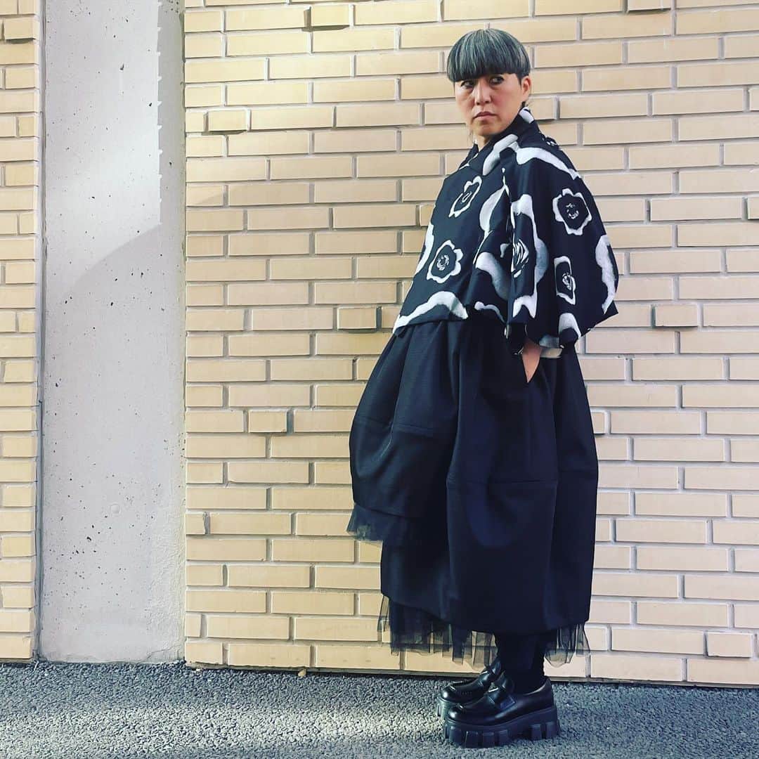 のインスタグラム：「Black & White Blooms  Jacket: Comme des Garçons Comme des Garçons  Skirt: Comme des Garçons  Thanks @linxingchen_   #streetstyle #paris #streetsnap #ootd #streetphotography  #commedesgarcons #commedesgarçons #commedesgarconsaddiction #commedesgarconsmaster #peoplewearingcommedesgarcons #fashion #mode #fashionsnap   #ファッションスナップ #ストリートファッション #コムデギャルソン #パリコレ #ギャルソン好き #ストリートスナップ #ファッション #モード #今日のアウトフィット #パリ #パリ生活 #今日のコーデ」